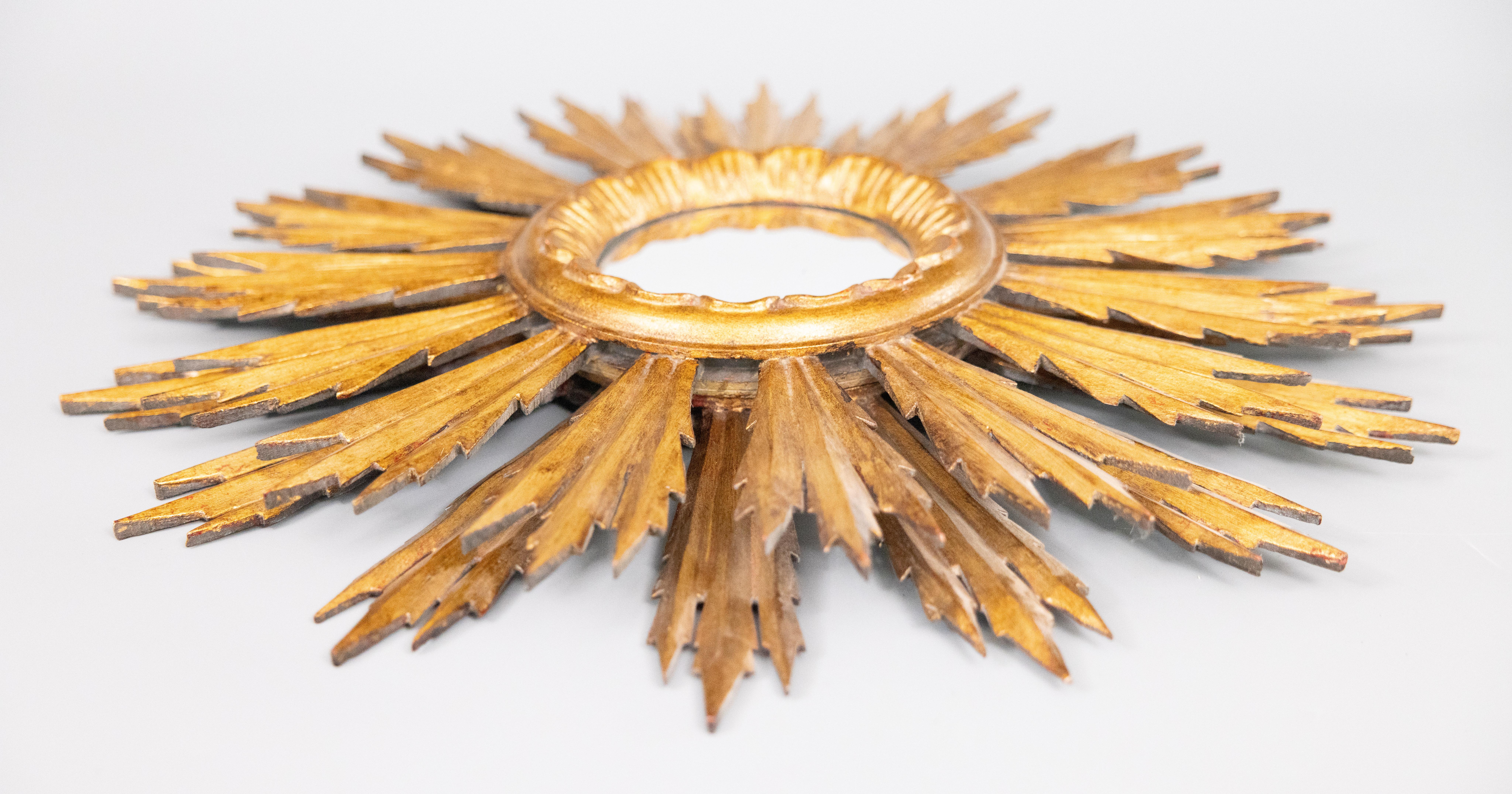 Mid-Century Französisch Giltwood Zwei Etagen Sunburst Spiegel (Handgeschnitzt) im Angebot