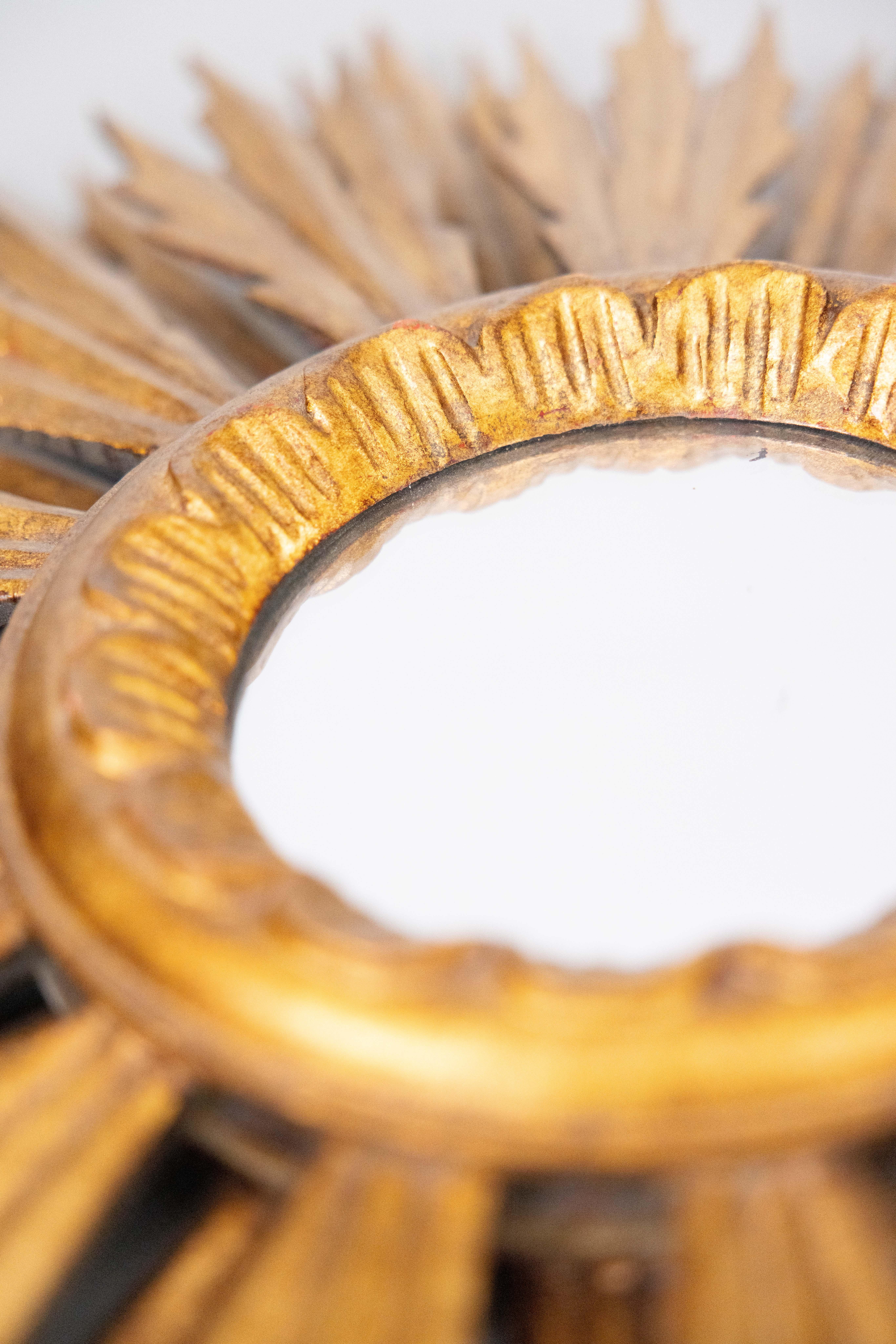 Mid-Century Französisch Giltwood Zwei Etagen Sunburst Spiegel im Zustand „Gut“ im Angebot in Pearland, TX