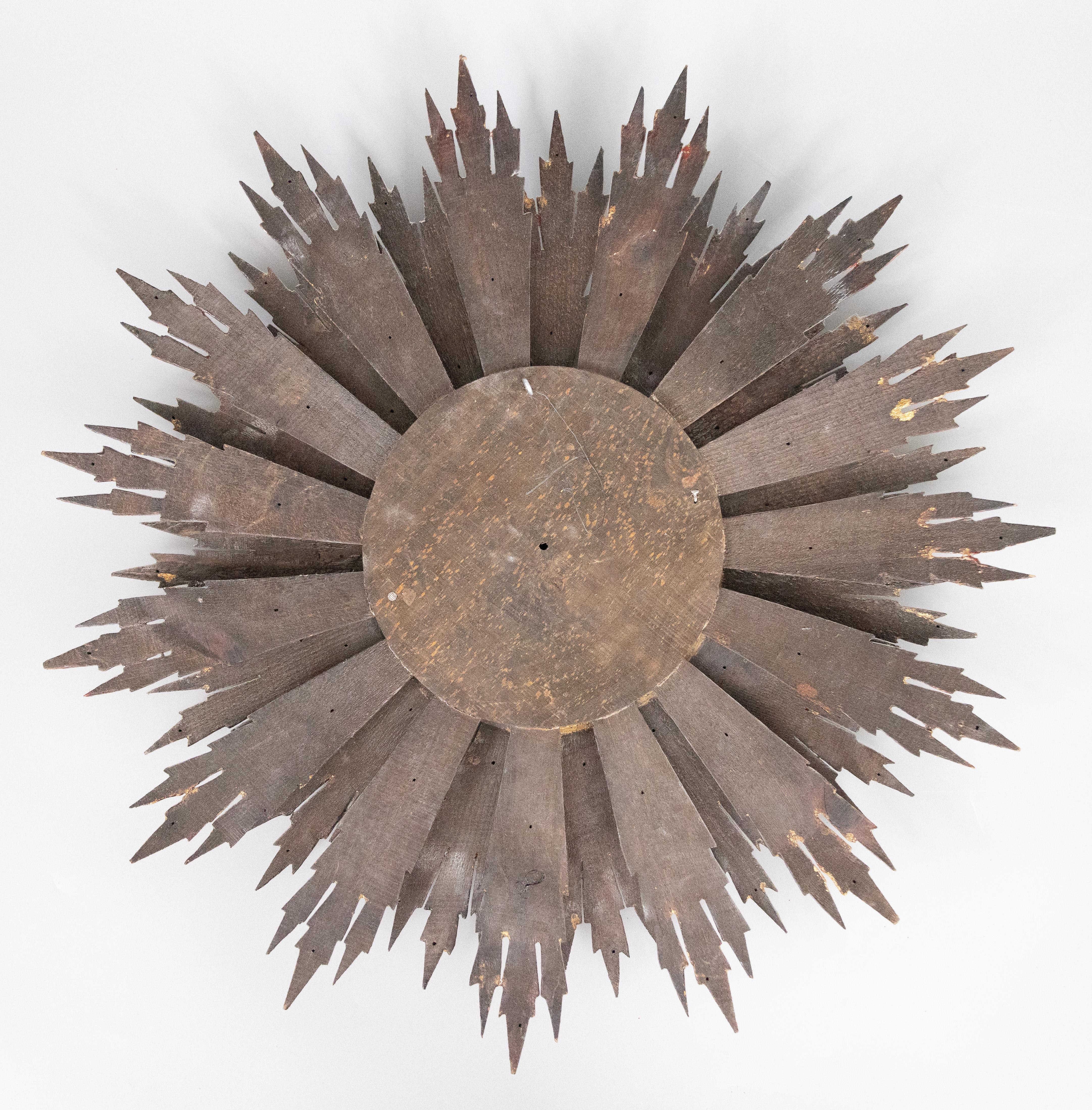 Mid-Century Französisch Giltwood Zwei Etagen Sunburst Spiegel (20. Jahrhundert) im Angebot