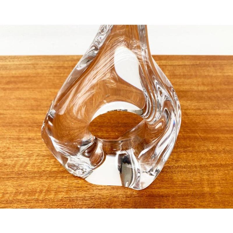 Lampe en verre du milieu du siècle dernier du fabricant français Daum.

Les pieds en verre de forme organique de ce fabricant sont remarquables. Celui-ci est pourvu d'un grand trou. Le pied est réalisé en verre épais et ressemble à une base