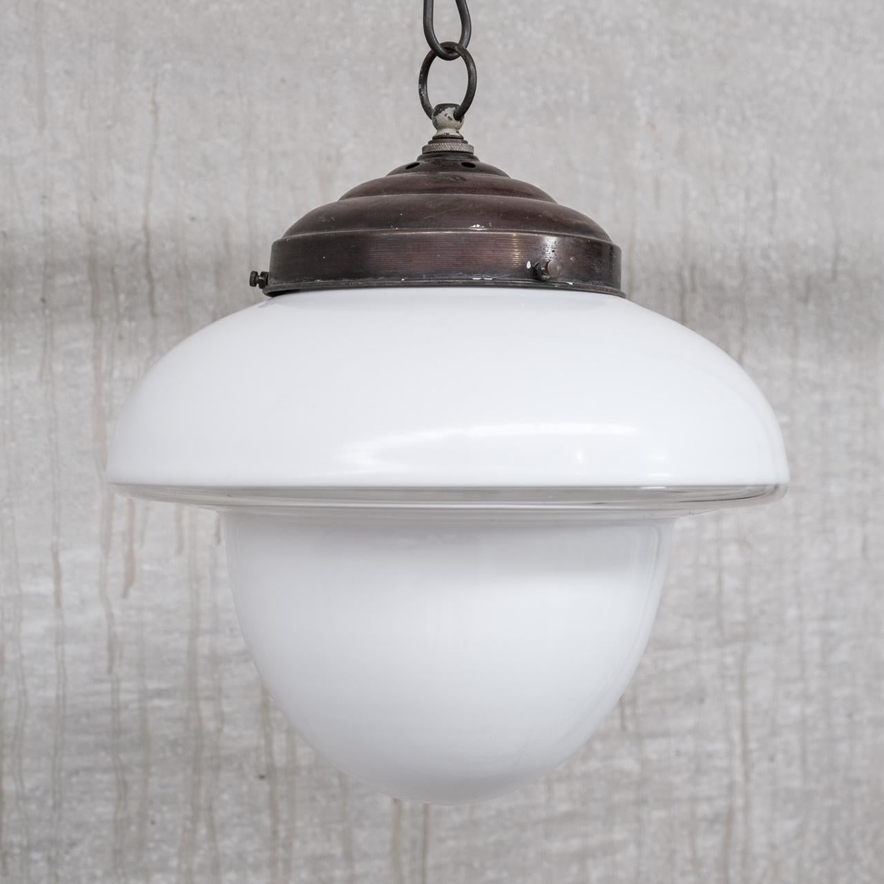 Milieu du XXe siècle Lampe à suspension française en verre opalin bicolore du milieu du siècle dernier en vente