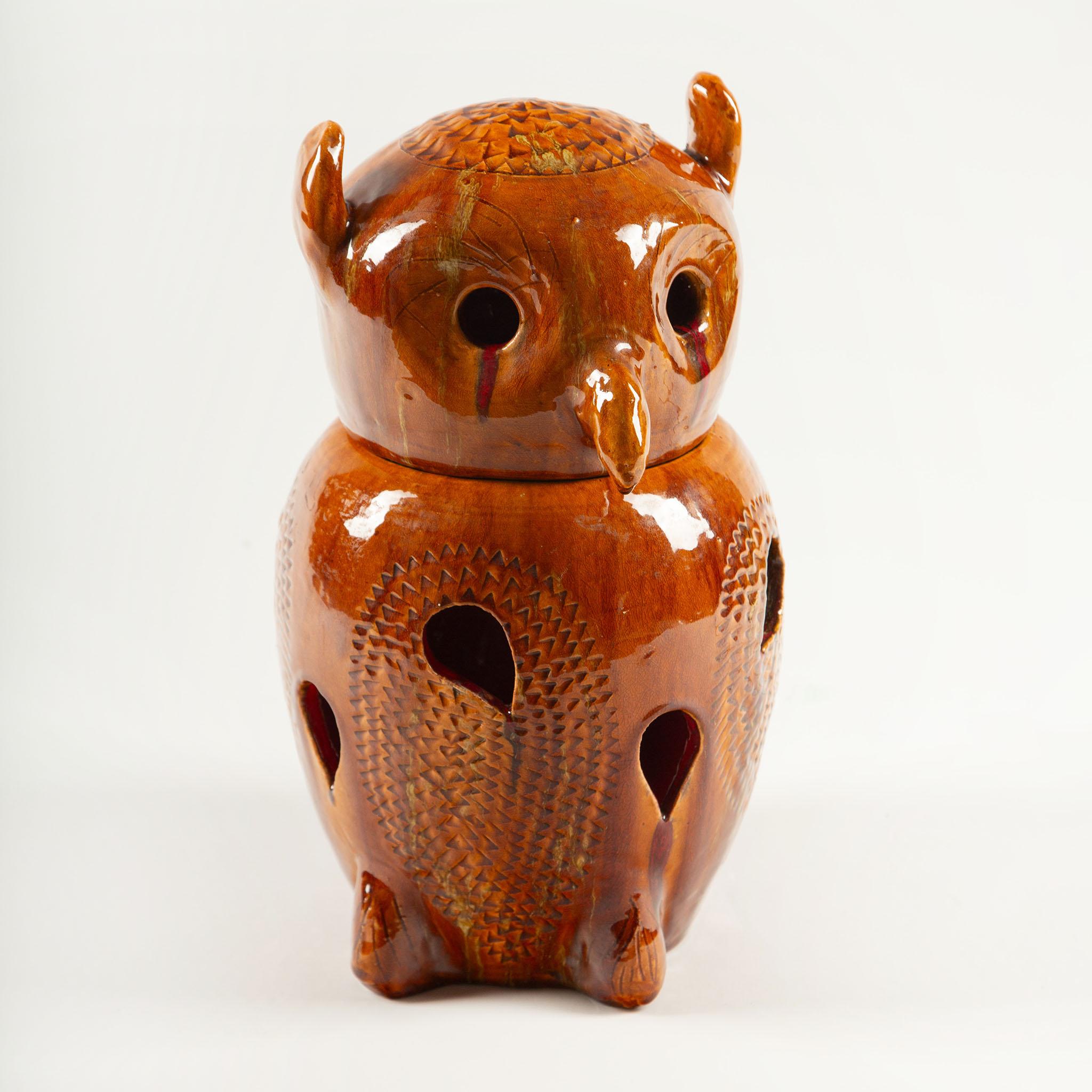 Lampada gufo in ceramica francese di metà secolo, anni '60 circa, realizzata in terracotta smaltata con una ricca finitura marrone ambrato. La stravagante forma del gufo presenta una testa staccabile, dettagli di piume intricatamente incisi e