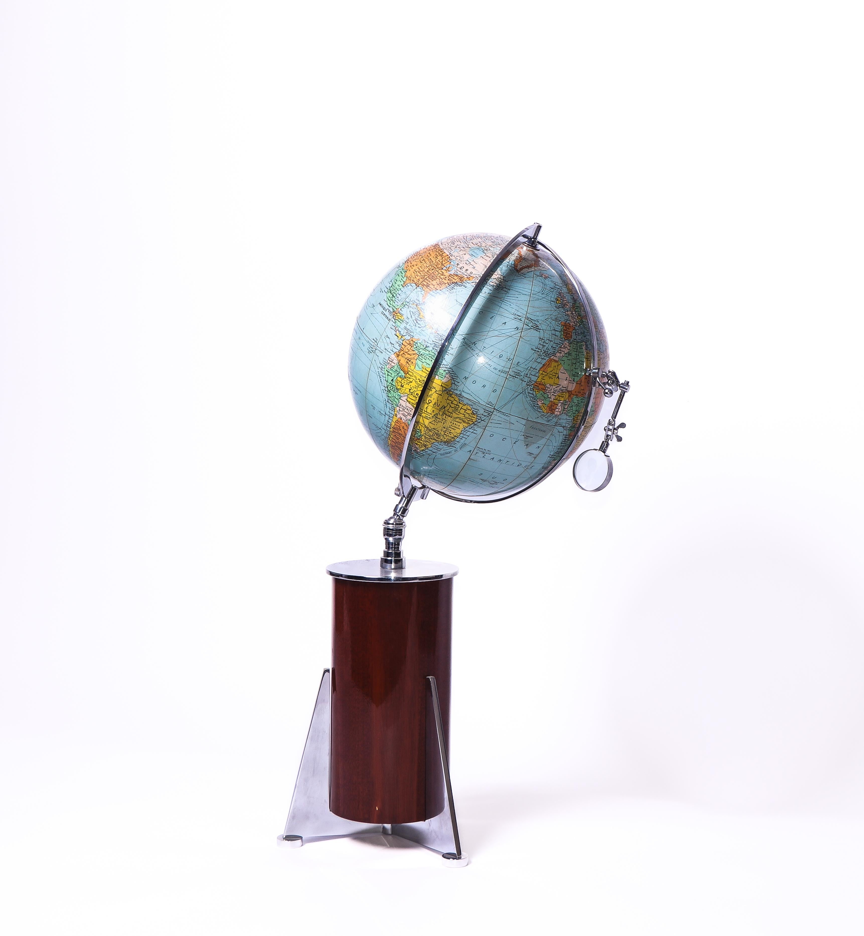 Magnifico mappamondo degli editori francesi Girard et Barrère che si trovavano in rue de l'Ancienne Comédie a Parigi.

Base in legno con piedi in metallo. Oculare autentico. Condizioni eccellenti. 