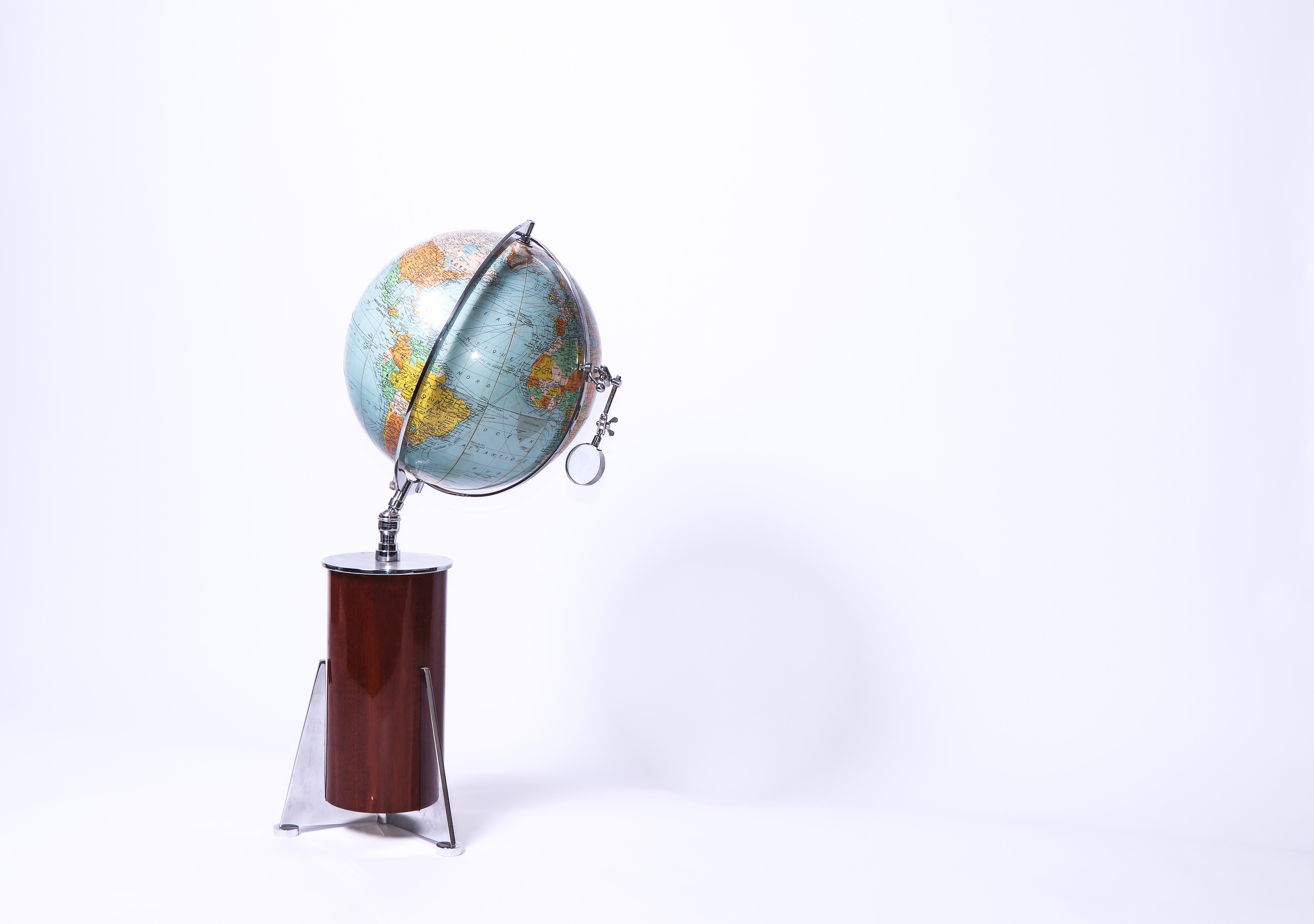 Magnificent globe by the French editors Girard et Barrère who were located on rue de l'Ancienne Comédie in Paris.

Wooden base with metal feet. Authentic eyepiece. Excellent condition. 
