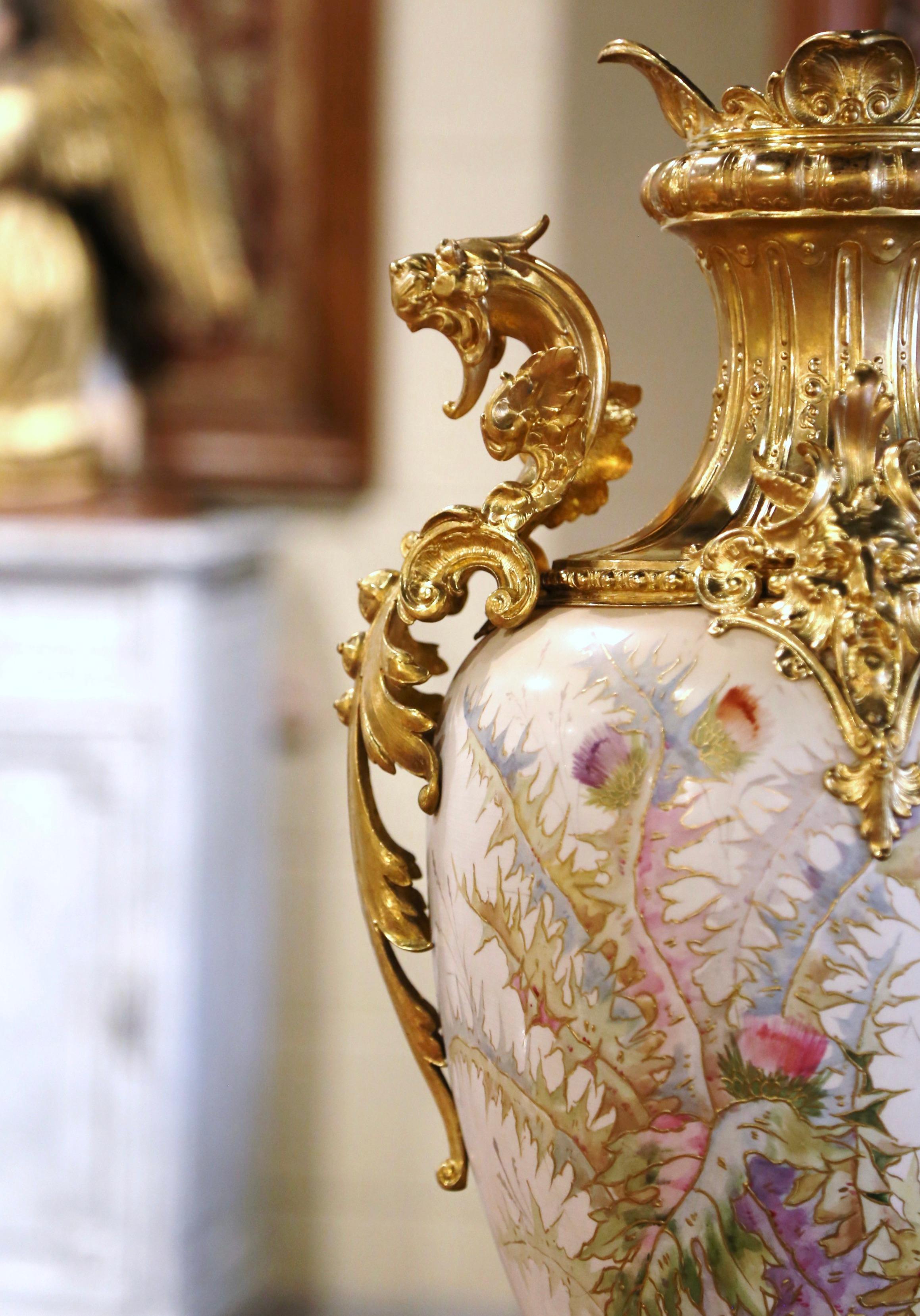 Néoclassique Urne française du milieu du siècle en laiton plaqué or et porcelaine peinte avec feuillage en vente