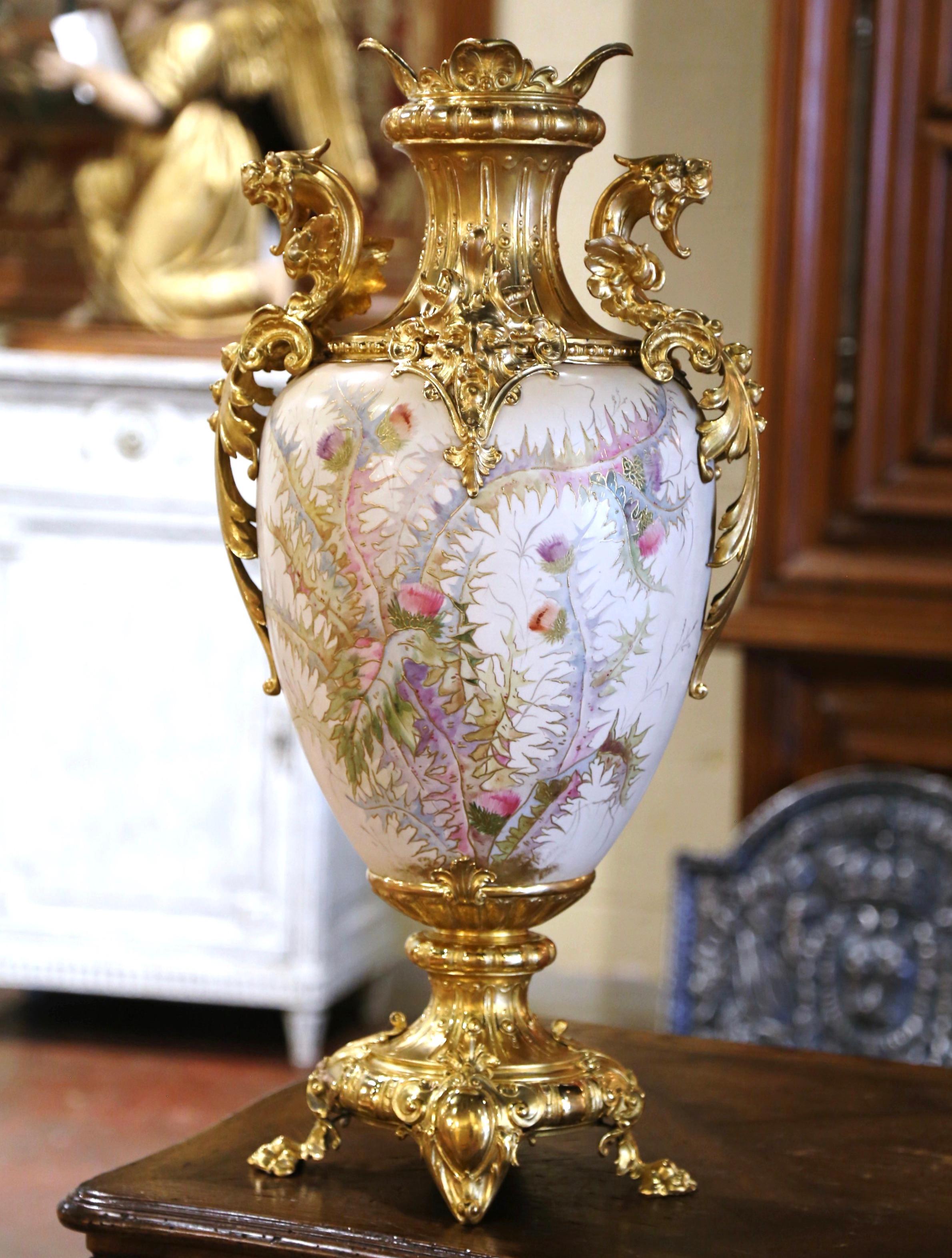 Doré Urne française du milieu du siècle en laiton plaqué or et porcelaine peinte avec feuillage en vente