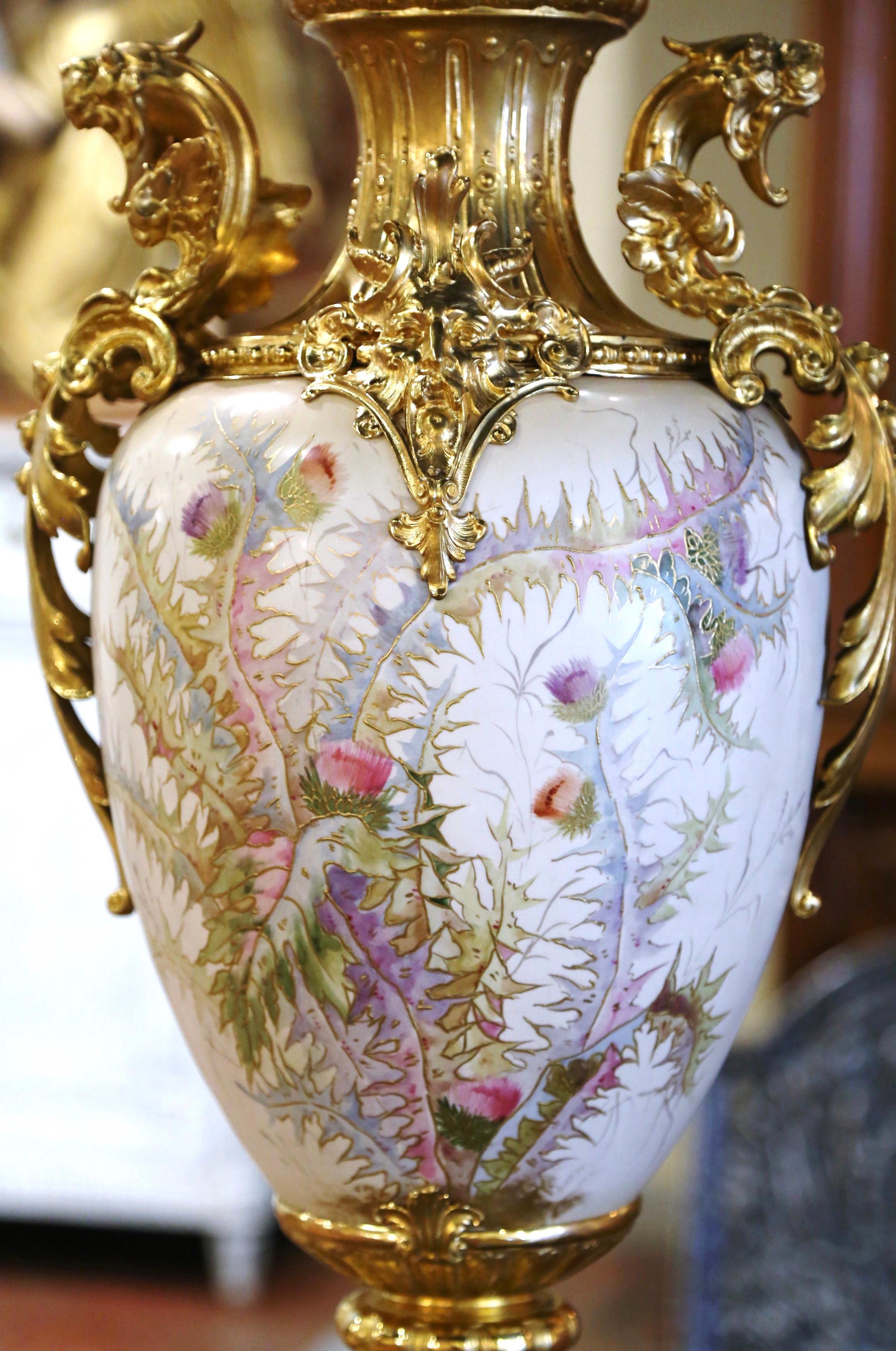 Urne française du milieu du siècle en laiton plaqué or et porcelaine peinte avec feuillage Excellent état - En vente à Dallas, TX
