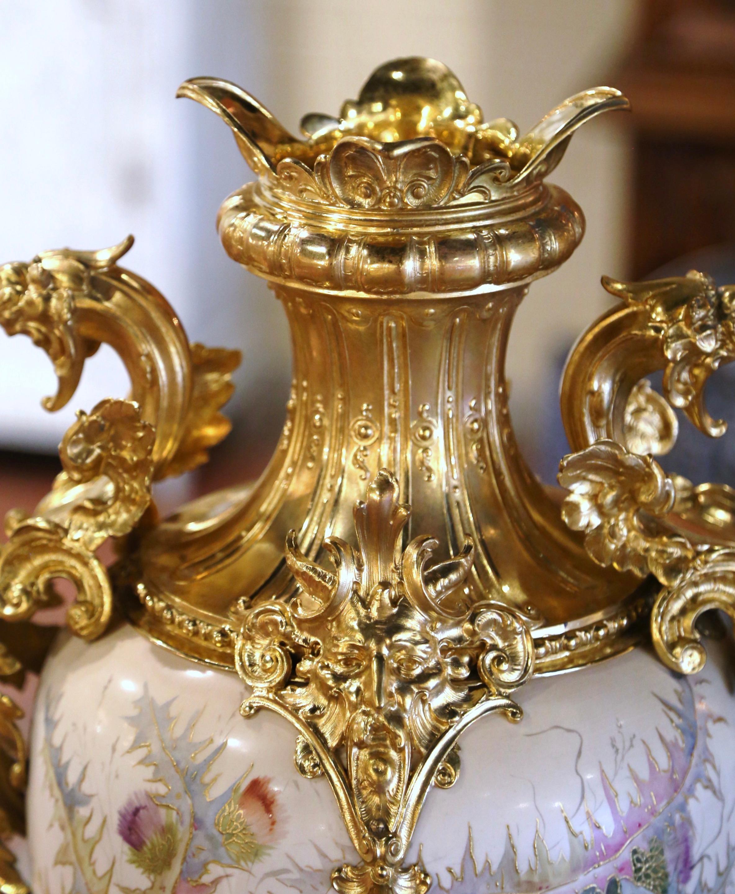 Laiton Urne française du milieu du siècle en laiton plaqué or et porcelaine peinte avec feuillage en vente