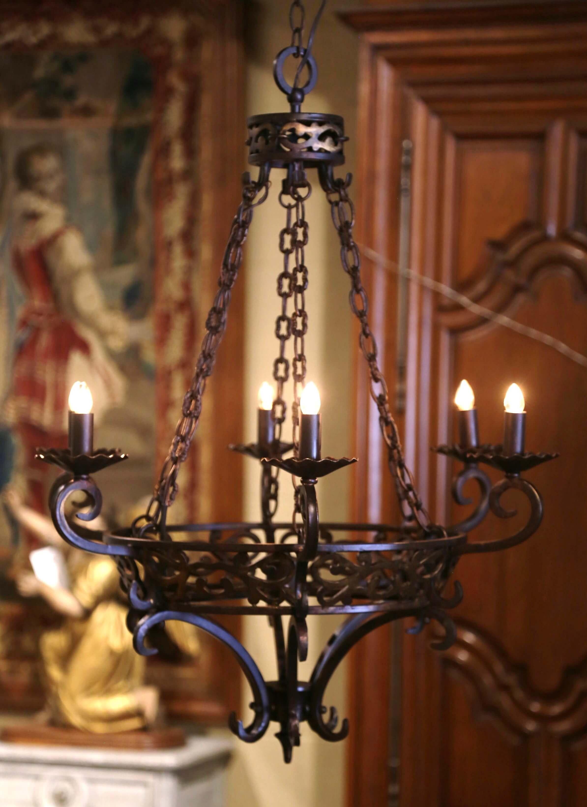Französische Gotik aus der Mitte des Jahrhunderts Schmiedeeisen Sechs Lichter Kronleuchter im Angebot 1