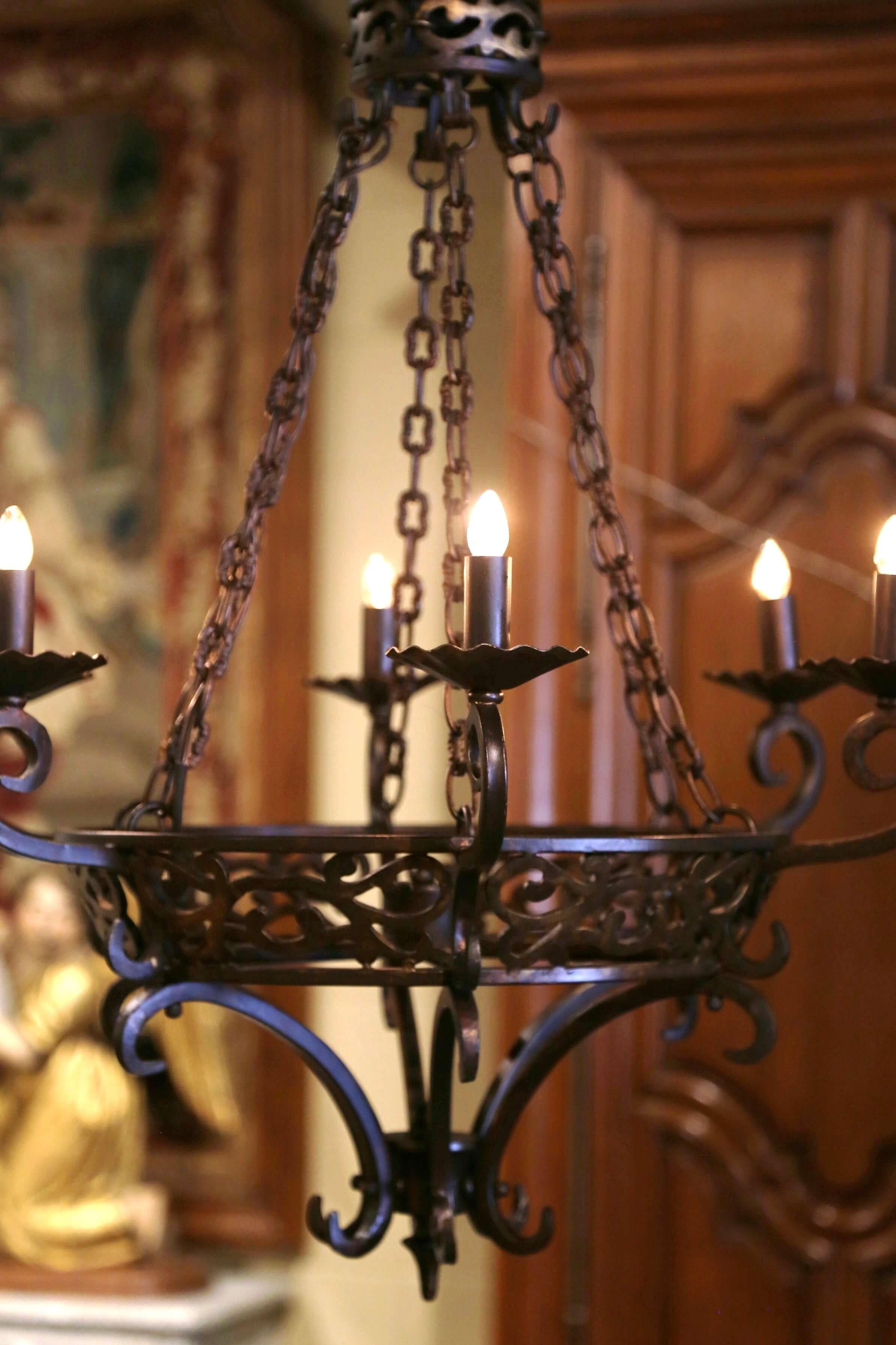 Französische Gotik aus der Mitte des Jahrhunderts Schmiedeeisen Sechs Lichter Kronleuchter im Angebot 3