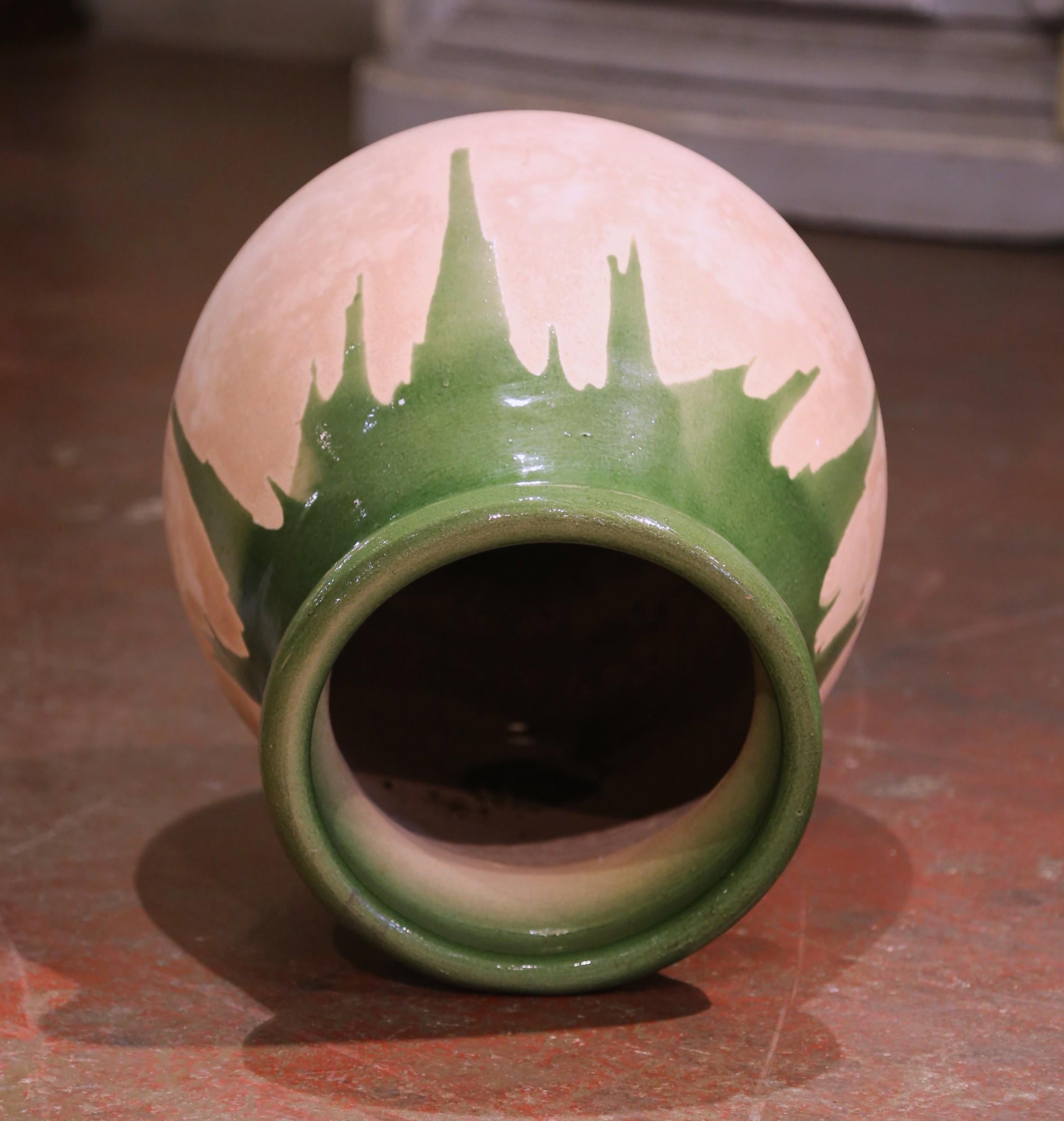 Intagliato a mano Vaso per olive in terracotta verde della Provenza francese di metà secolo in vendita