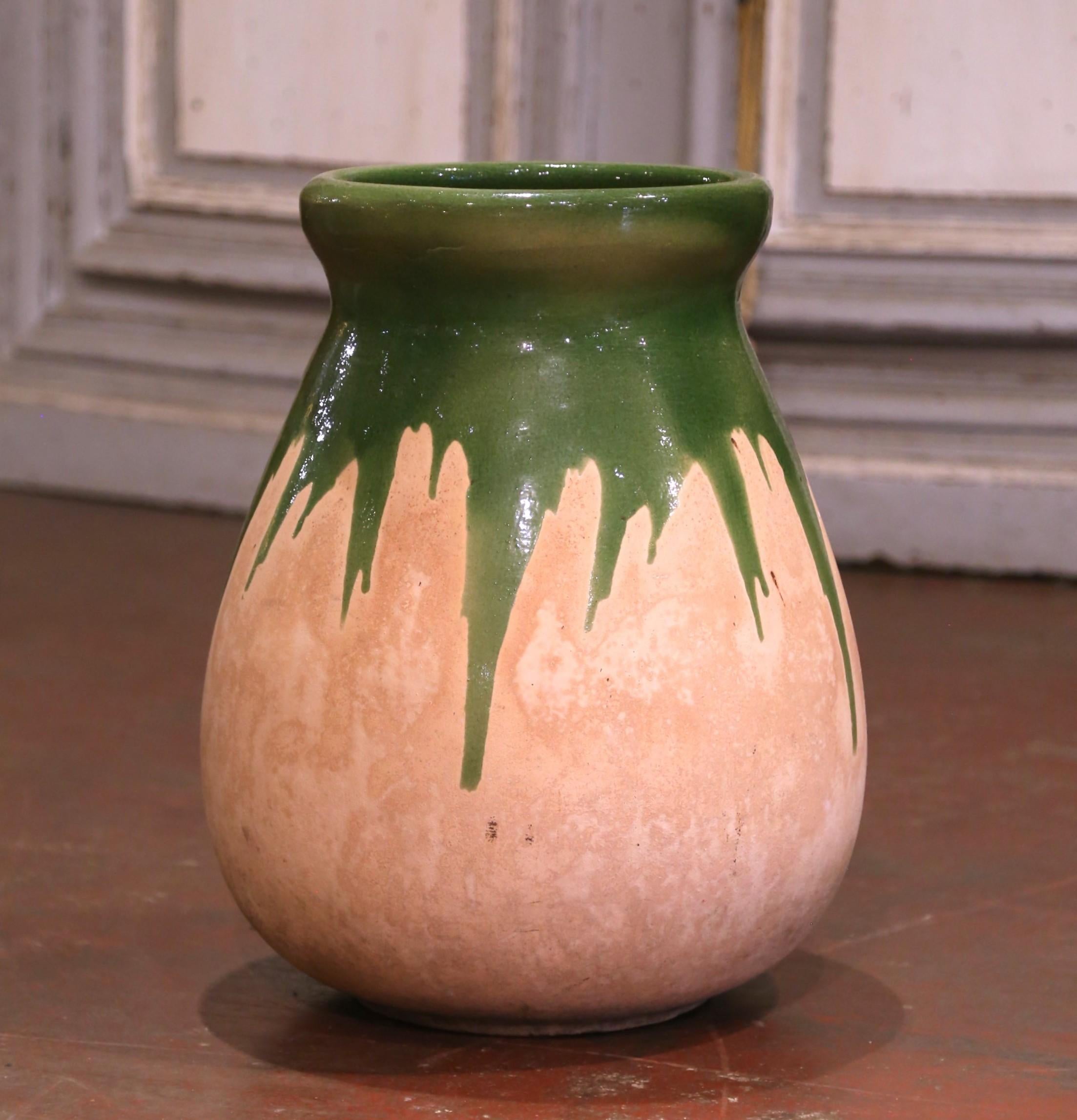 Vaso per olive in terracotta verde della Provenza francese di metà secolo In condizioni ottime in vendita a Dallas, TX