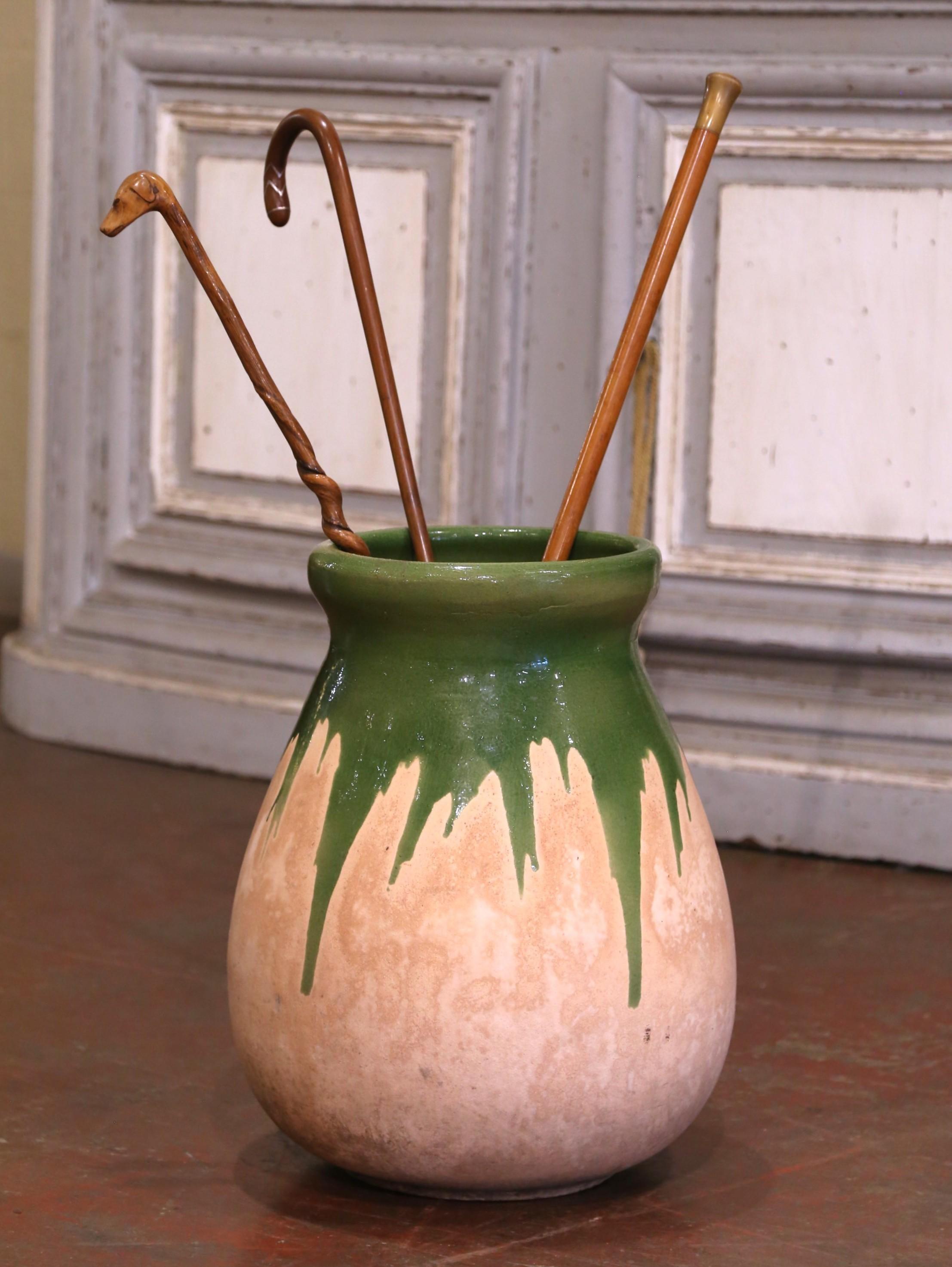 XX secolo Vaso per olive in terracotta verde della Provenza francese di metà secolo in vendita