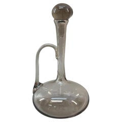 Carafe à vin du milieu du siècle dernier en verre fumé soufflé à la main avec poignée sculpturale
