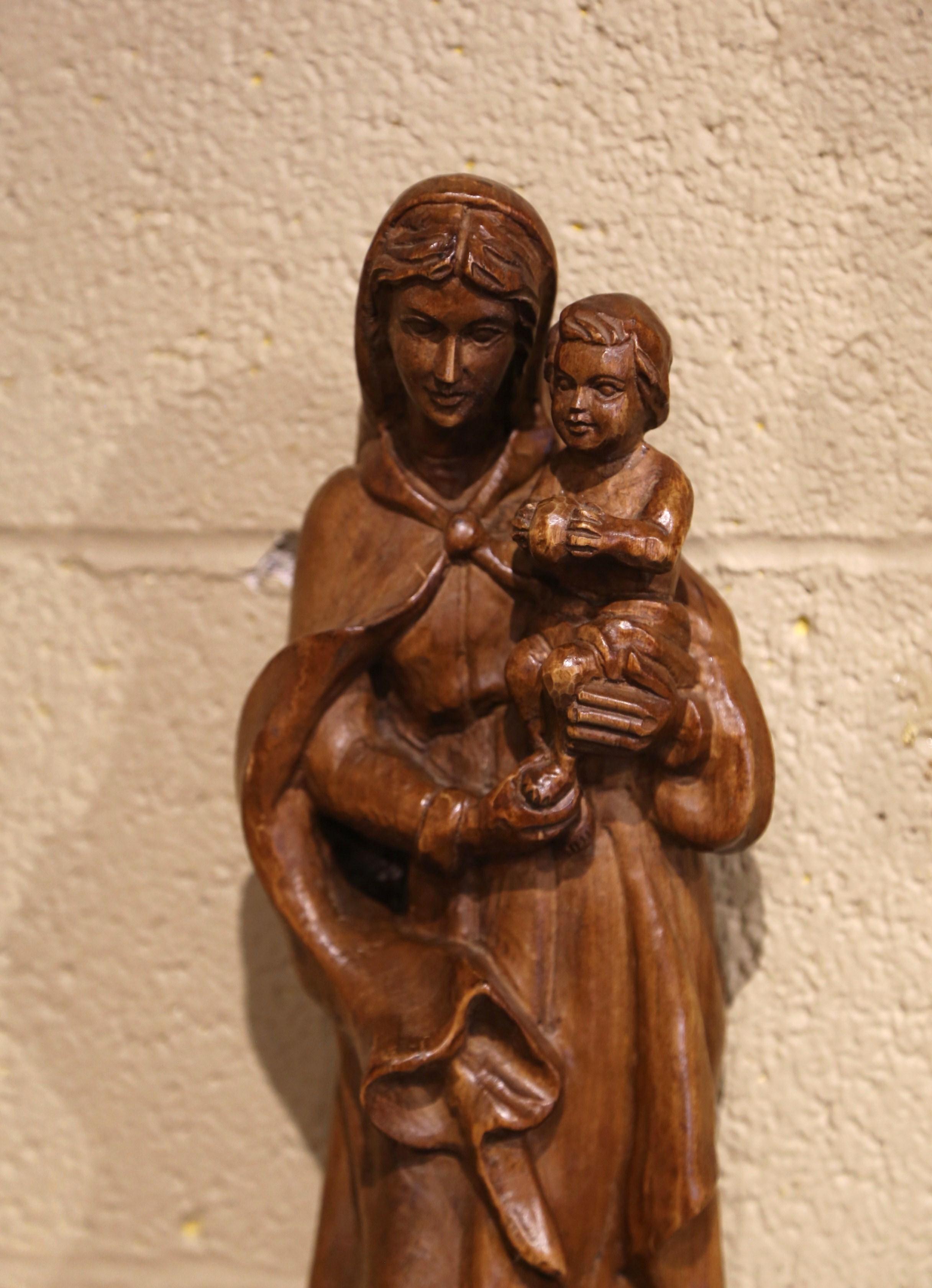 Français Statue murale du milieu du siècle en noyer sculpté à la main Vierge Marie et Child en vente