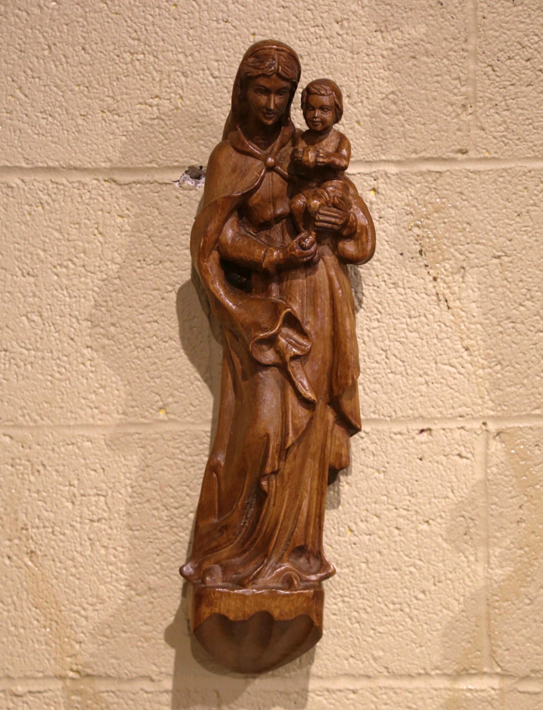 Französische handgeschnitzte Wandstatue der Jungfrau Maria und des Kindes aus Nussbaumholz, Mid-Century im Zustand „Hervorragend“ im Angebot in Dallas, TX