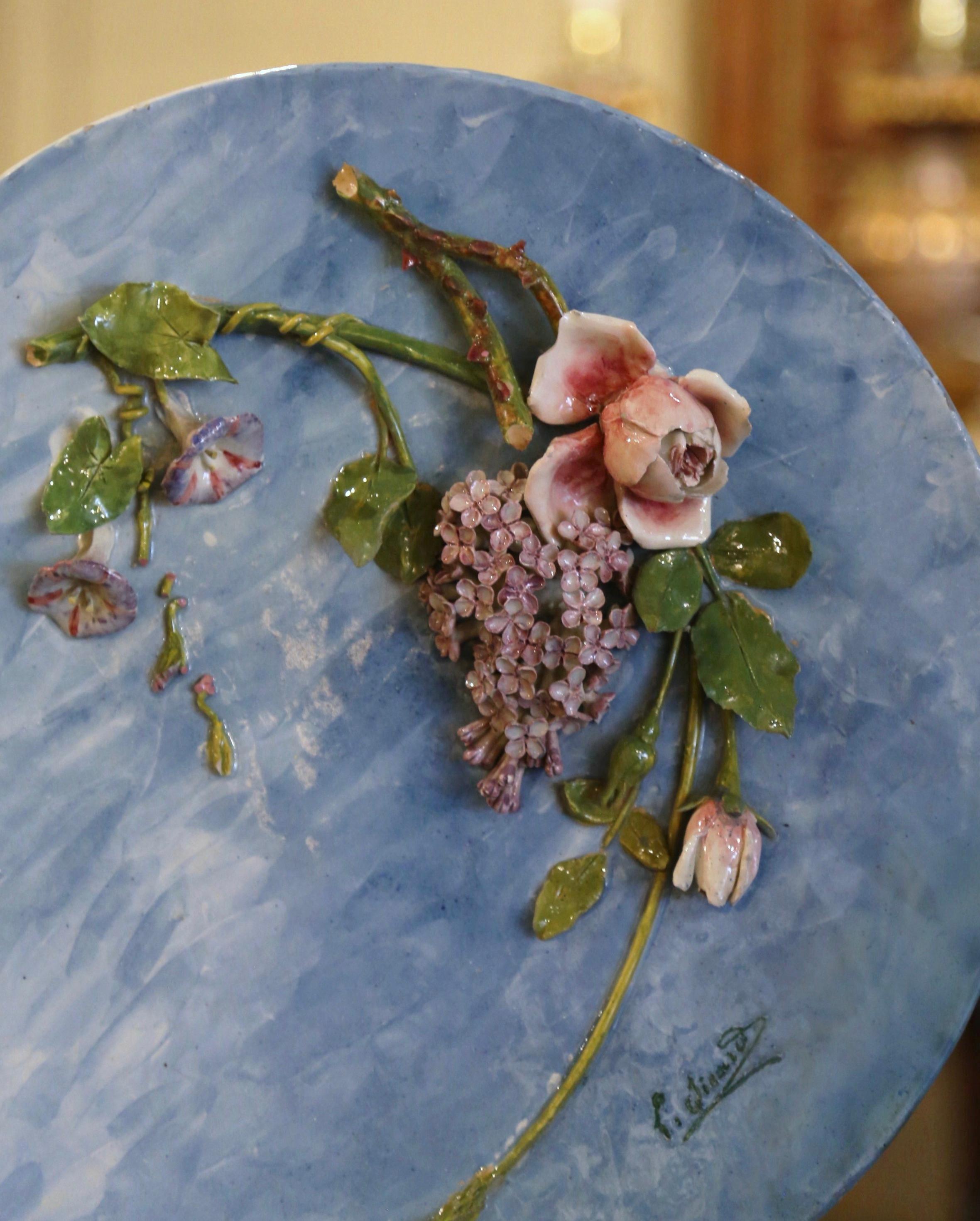 Francese Piatto da portata francese di metà secolo in ceramica dipinta a mano Barbotine Floral firmato Lefranc in vendita