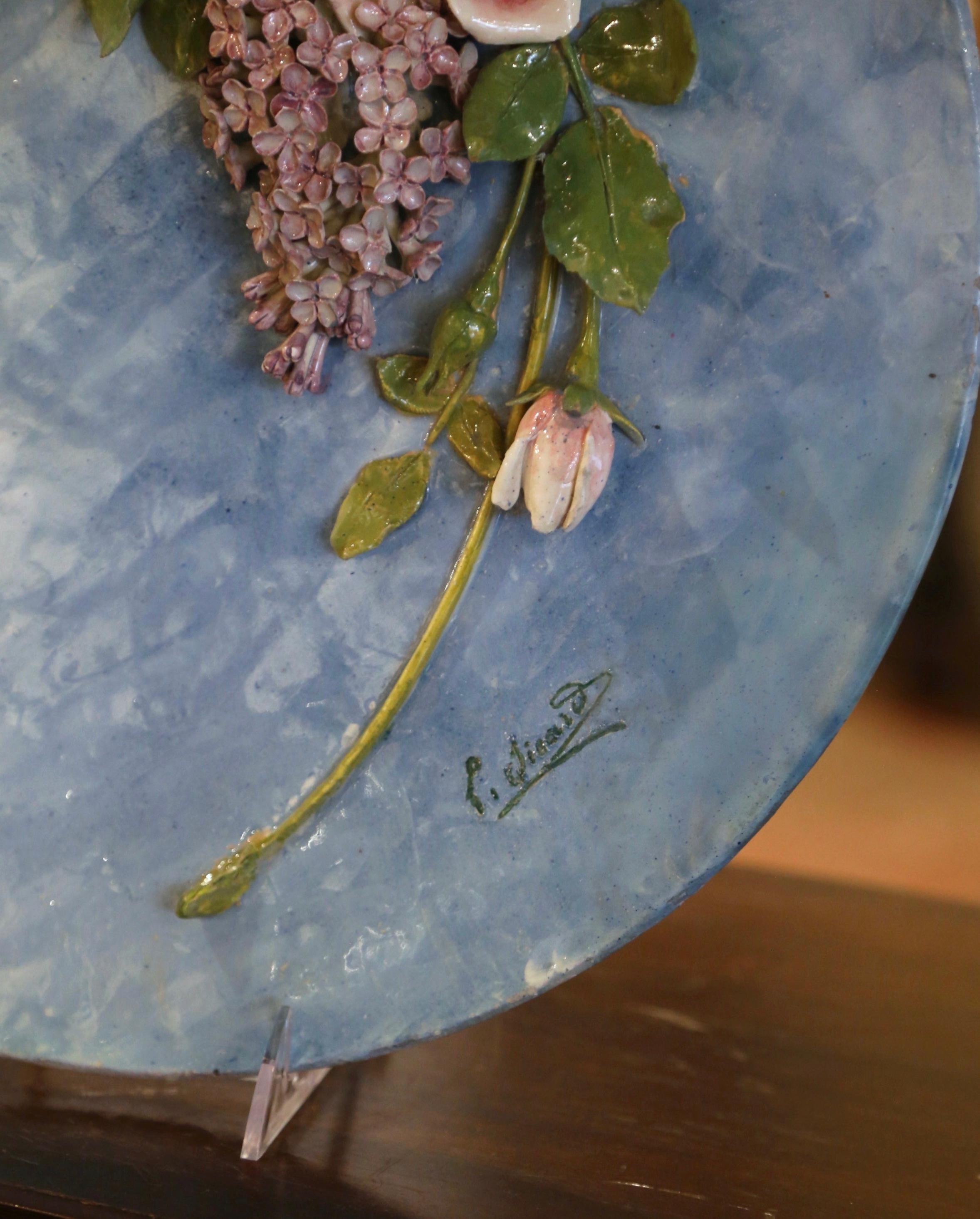 Fatto a mano Piatto da portata francese di metà secolo in ceramica dipinta a mano Barbotine Floral firmato Lefranc in vendita