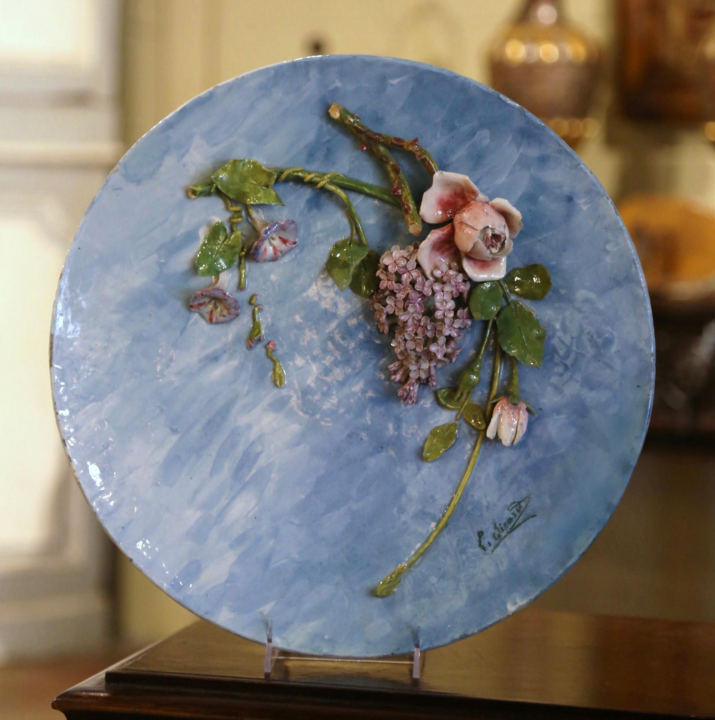 Piatto da portata francese di metà secolo in ceramica dipinta a mano Barbotine Floral firmato Lefranc In condizioni ottime in vendita a Dallas, TX