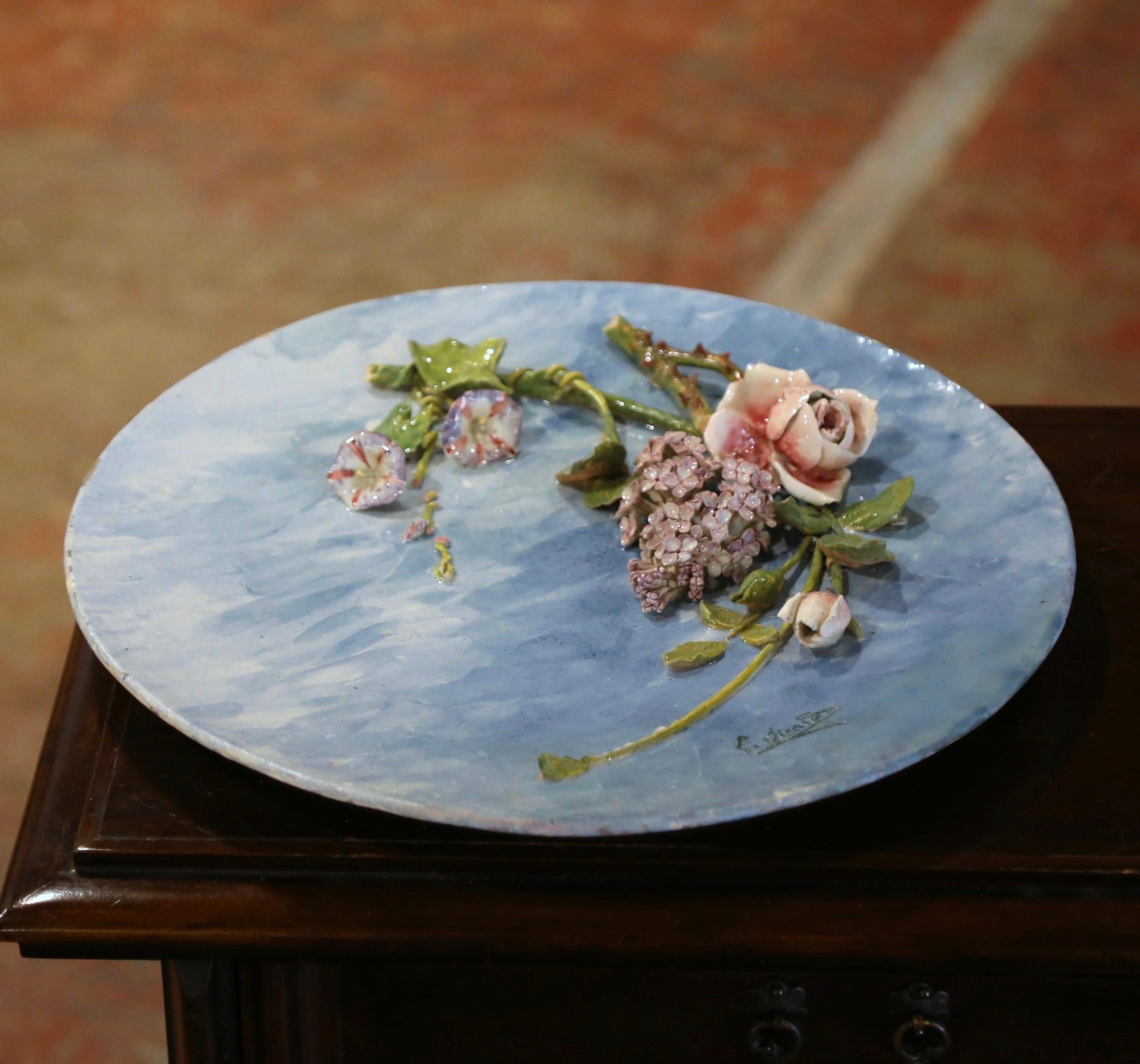 XX secolo Piatto da portata francese di metà secolo in ceramica dipinta a mano Barbotine Floral firmato Lefranc in vendita