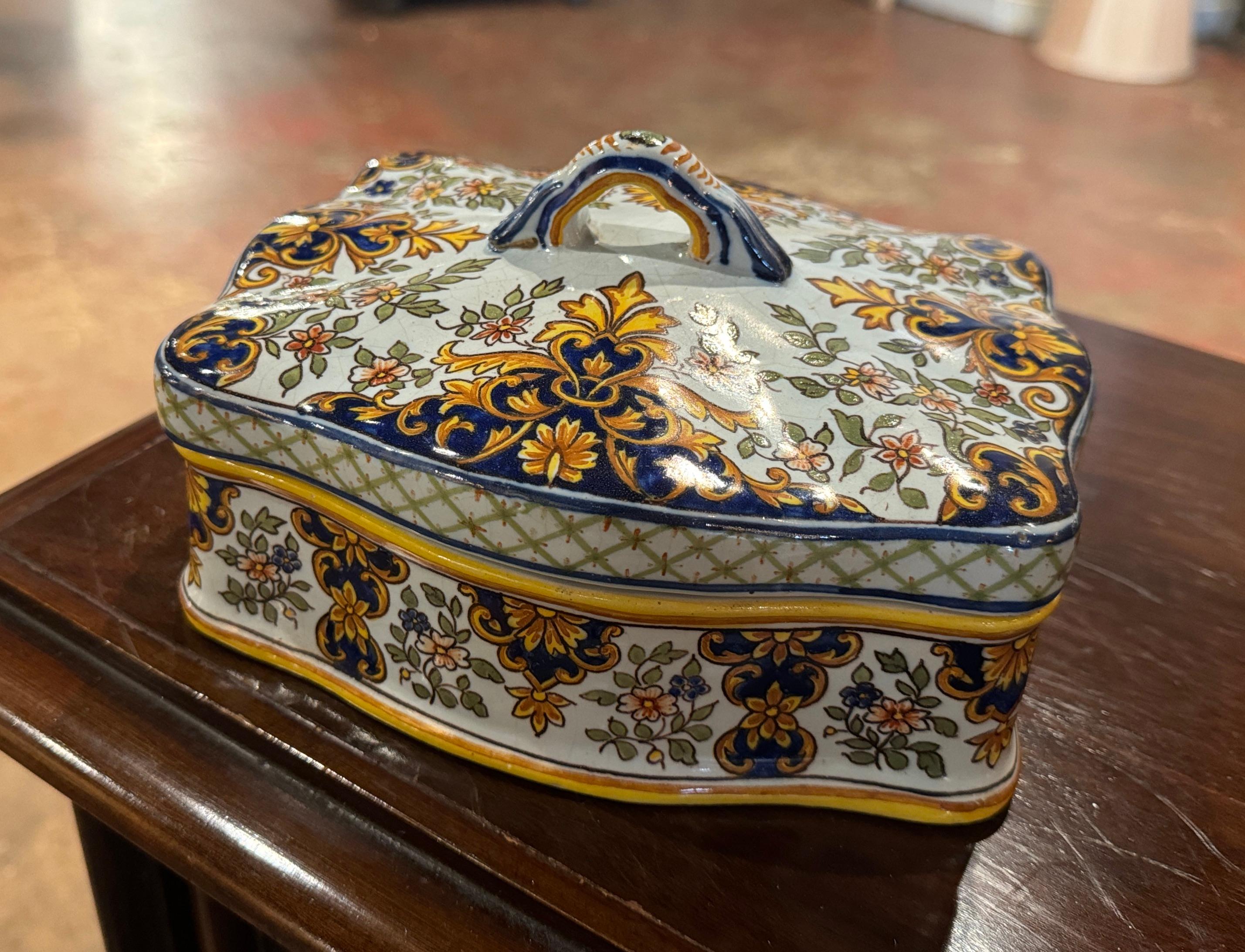 Mid-Century French Hand-Painted Ceramic Jewelry Bombe Box from Rouen Normandy In Excellent Condition In Dallas, TX