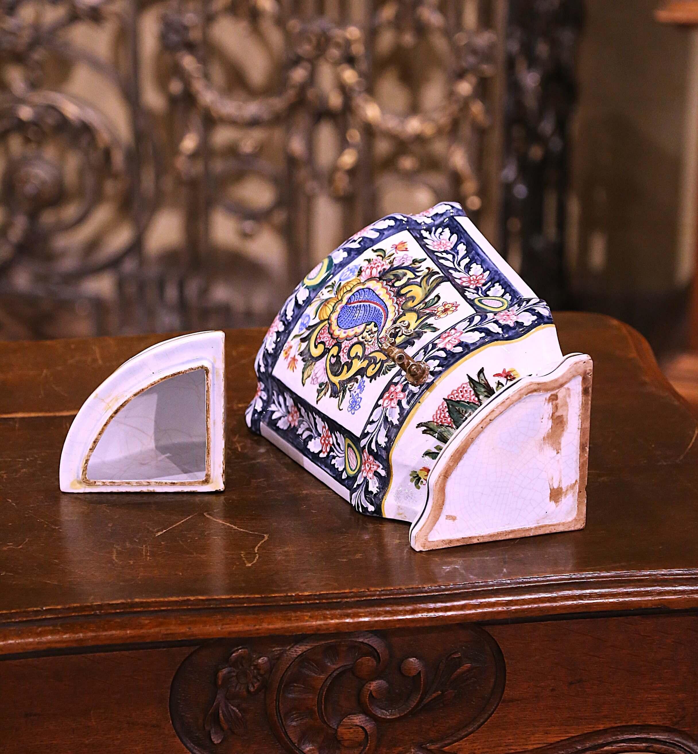 Französischer handbemalter Eckschrank Desvres aus Fayence mit Lavabo-Brunnen aus der Mitte des Jahrhunderts im Angebot 5