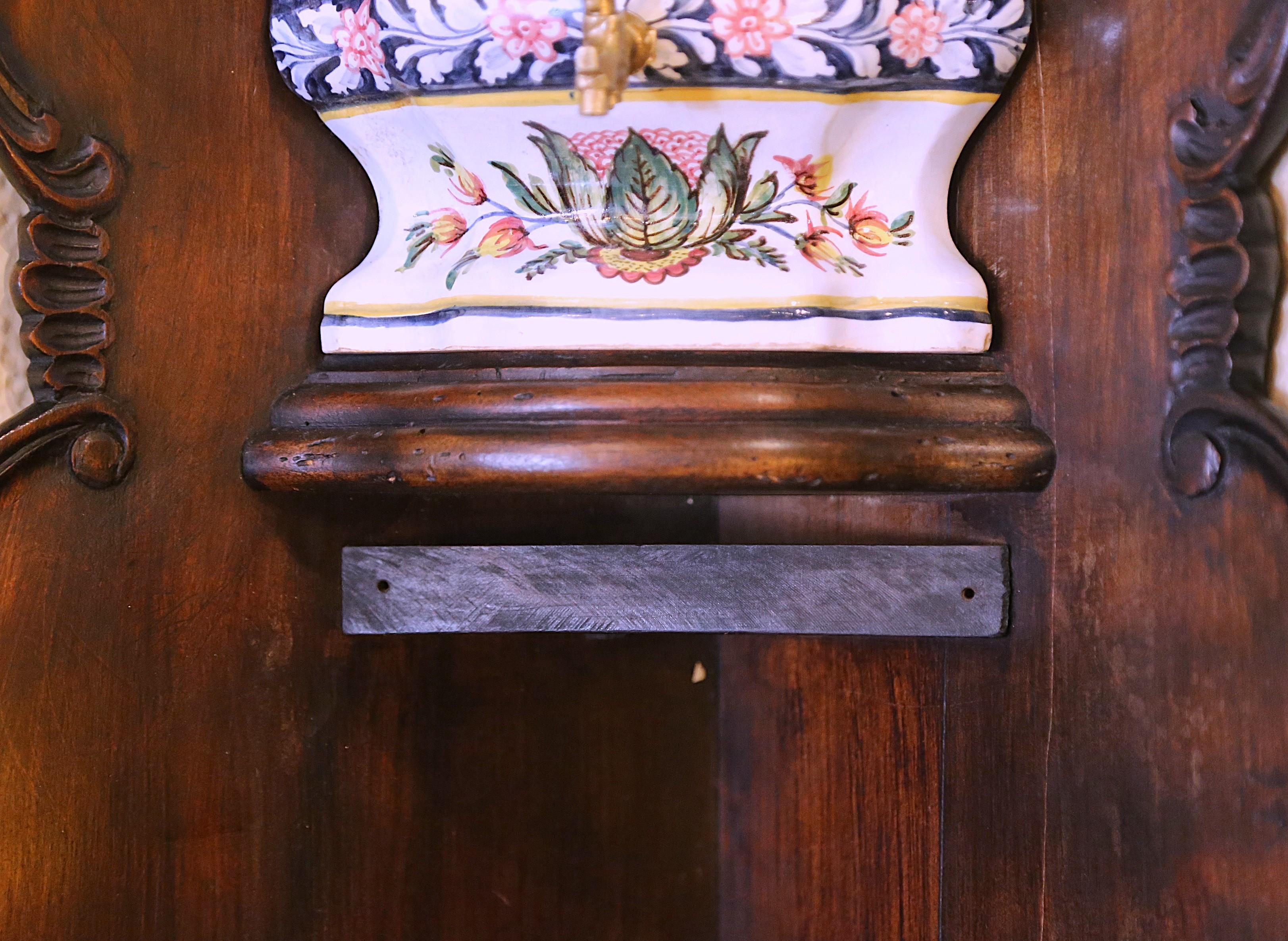 Fontaine Lavabo d'angle en faïence murale Desvres peinte à la main et de style français du milieu du siècle en vente 5