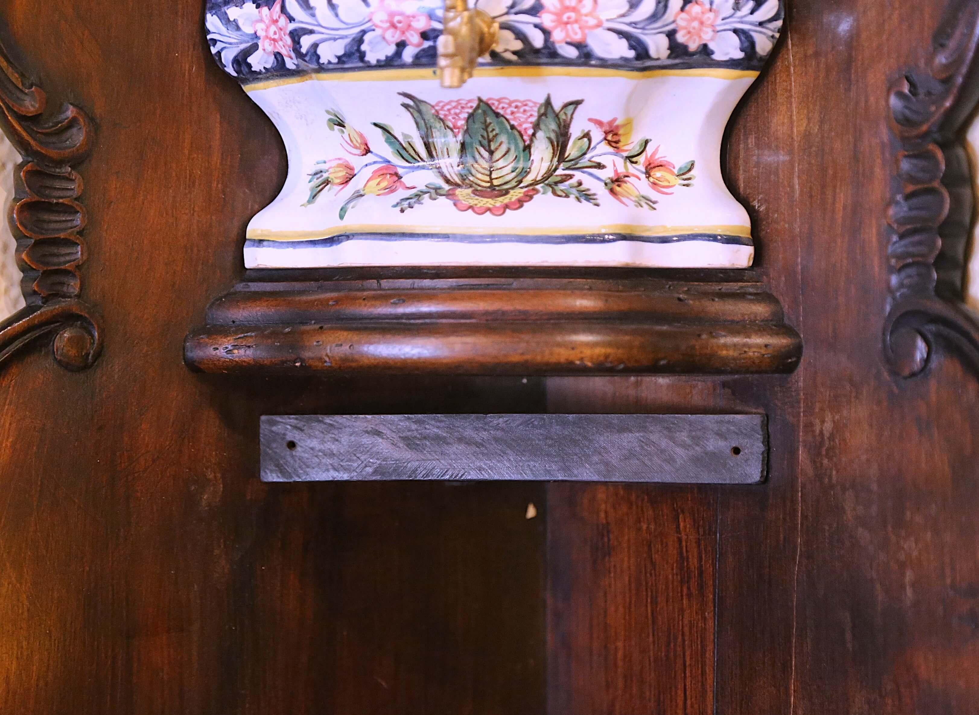 Französischer handbemalter Eckschrank Desvres aus Fayence mit Lavabo-Brunnen aus der Mitte des Jahrhunderts im Angebot 8