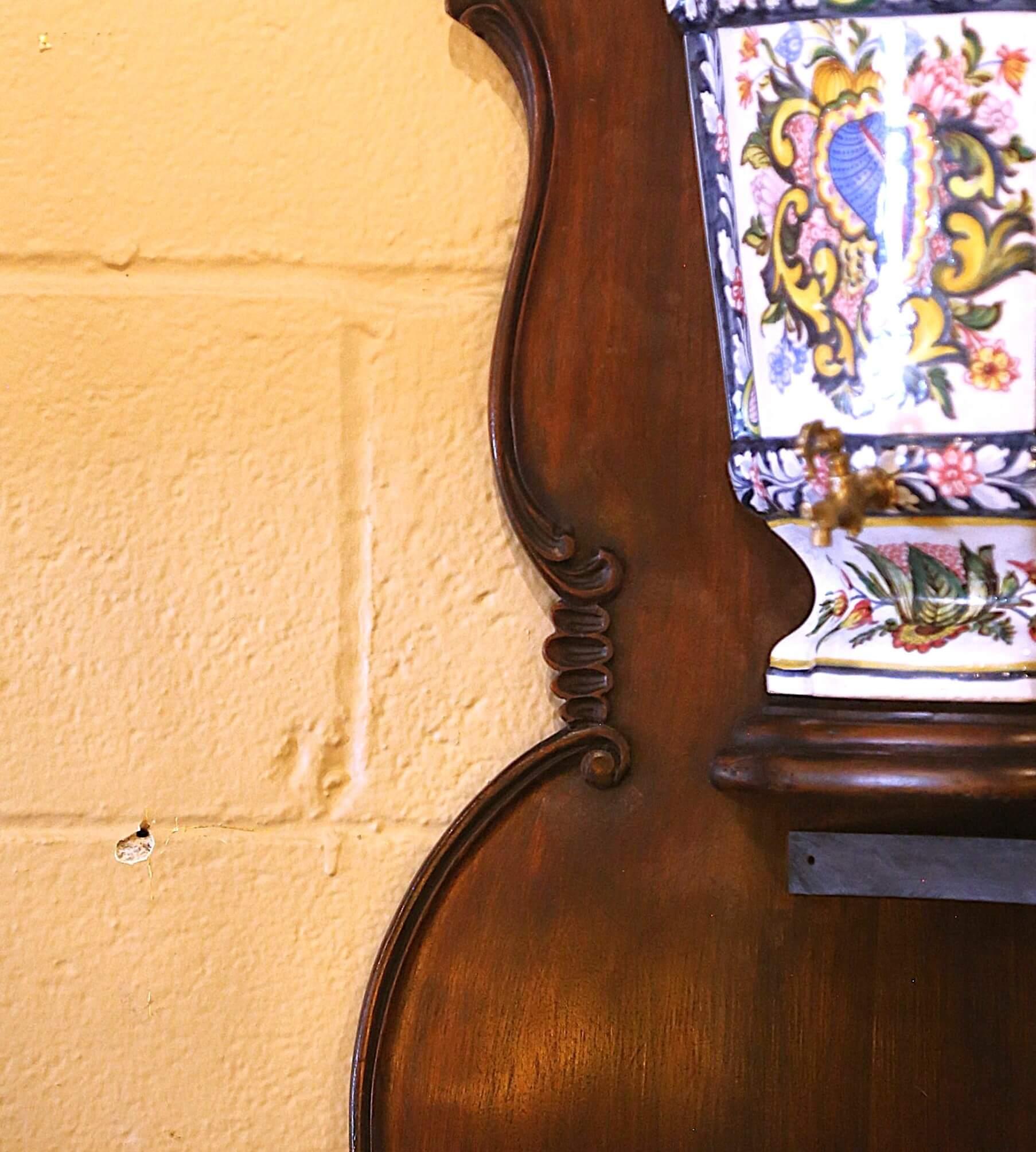 Französischer handbemalter Eckschrank Desvres aus Fayence mit Lavabo-Brunnen aus der Mitte des Jahrhunderts im Angebot 9
