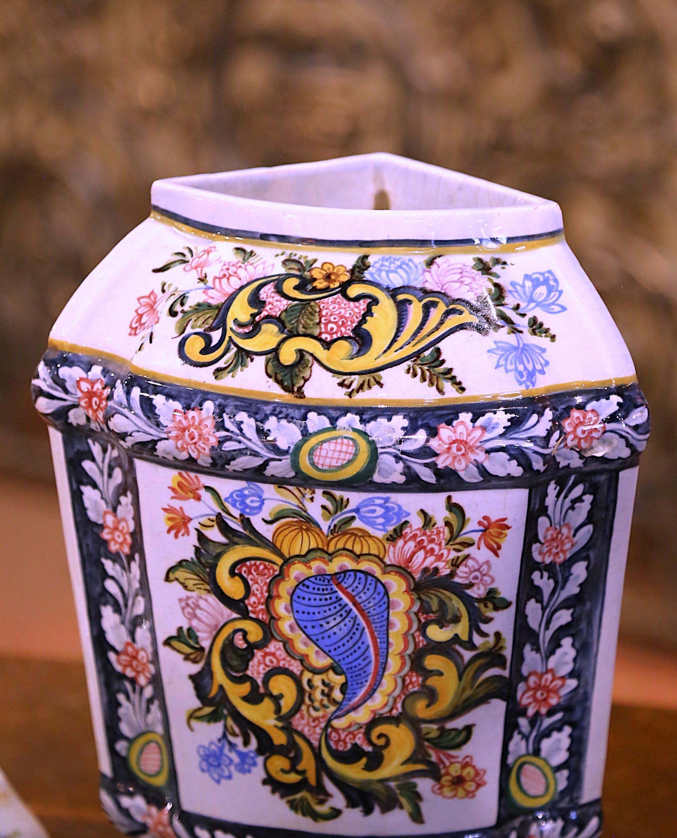 Louis XV Fontaine Lavabo d'angle en faïence murale Desvres peinte à la main et de style français du milieu du siècle en vente