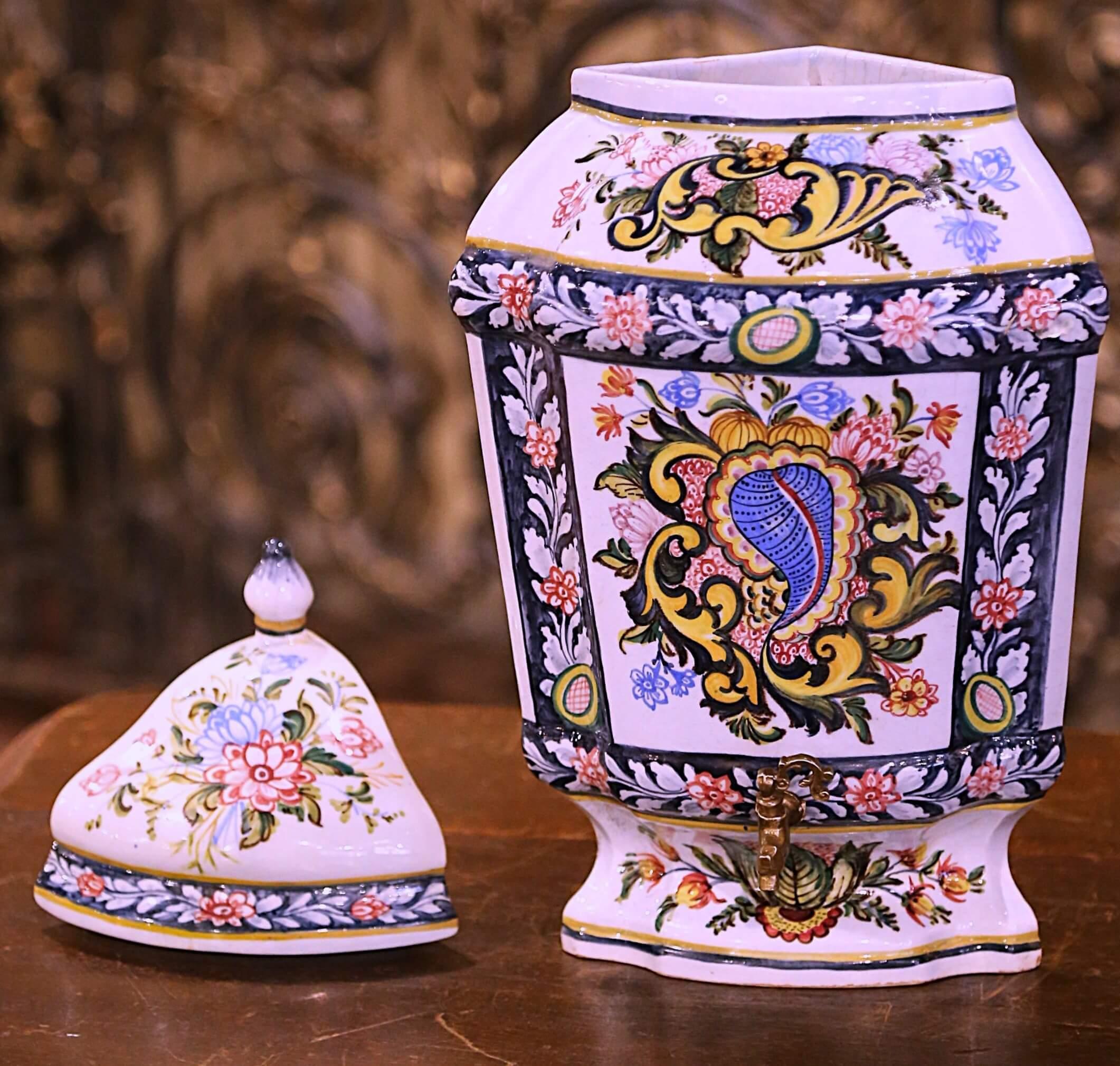 Französischer handbemalter Eckschrank Desvres aus Fayence mit Lavabo-Brunnen aus der Mitte des Jahrhunderts (Louis XV.) im Angebot