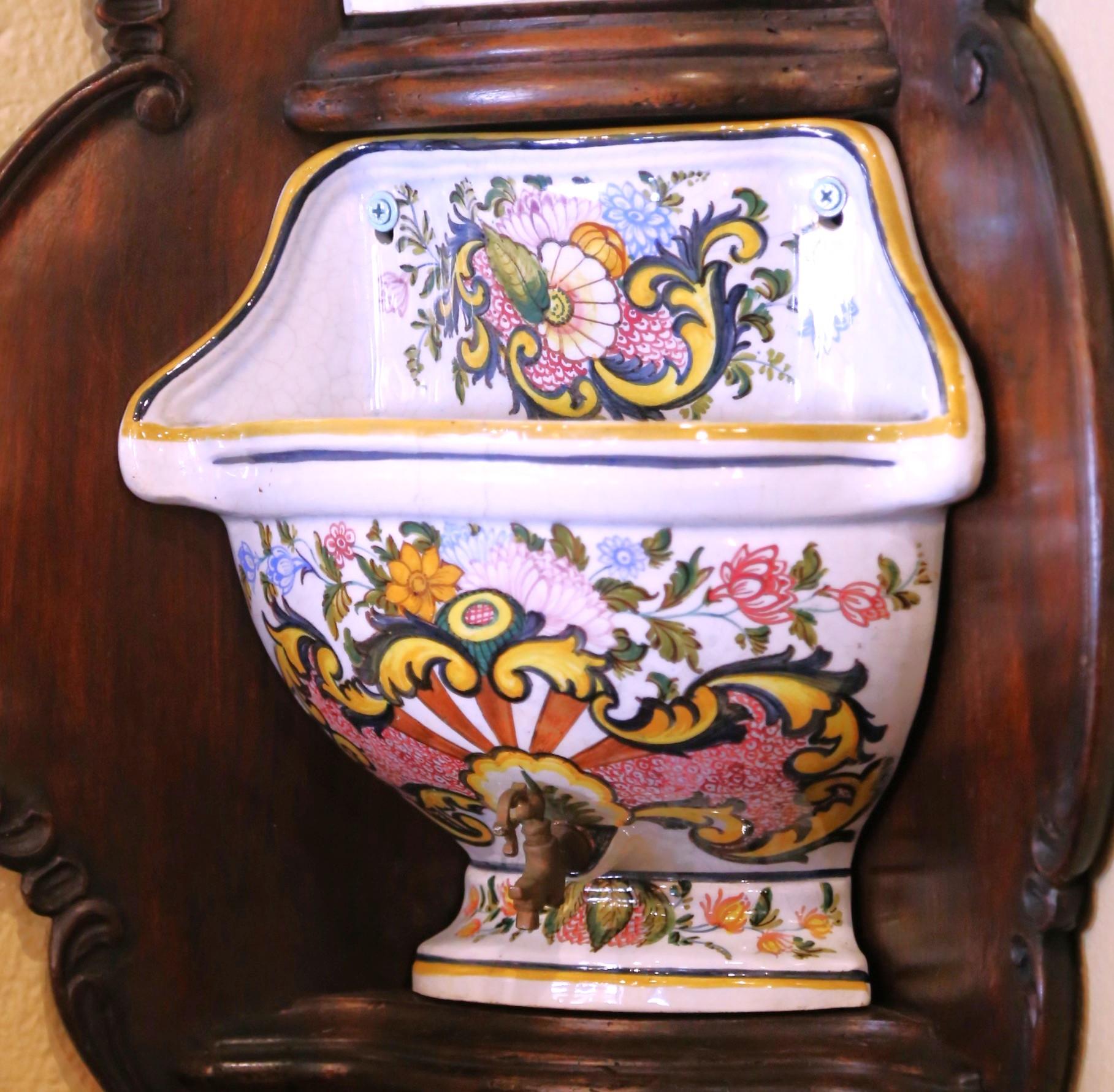 Französischer handbemalter Eckschrank Desvres aus Fayence mit Lavabo-Brunnen aus der Mitte des Jahrhunderts (Handgefertigt) im Angebot