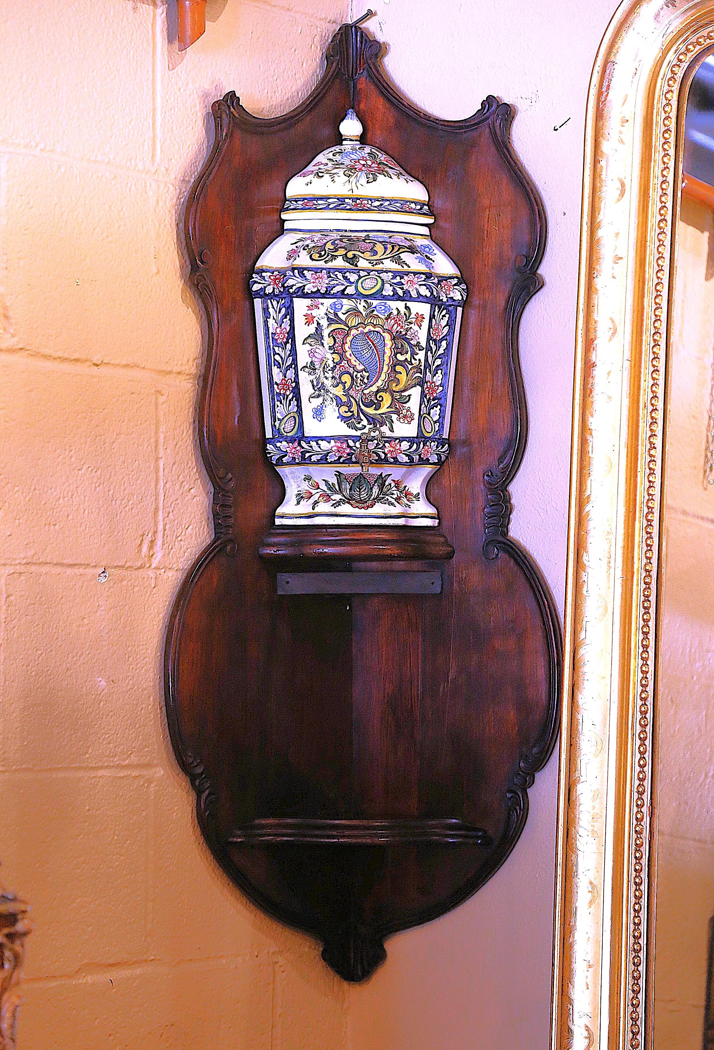 Fait main Fontaine Lavabo d'angle en faïence murale Desvres peinte à la main et de style français du milieu du siècle en vente