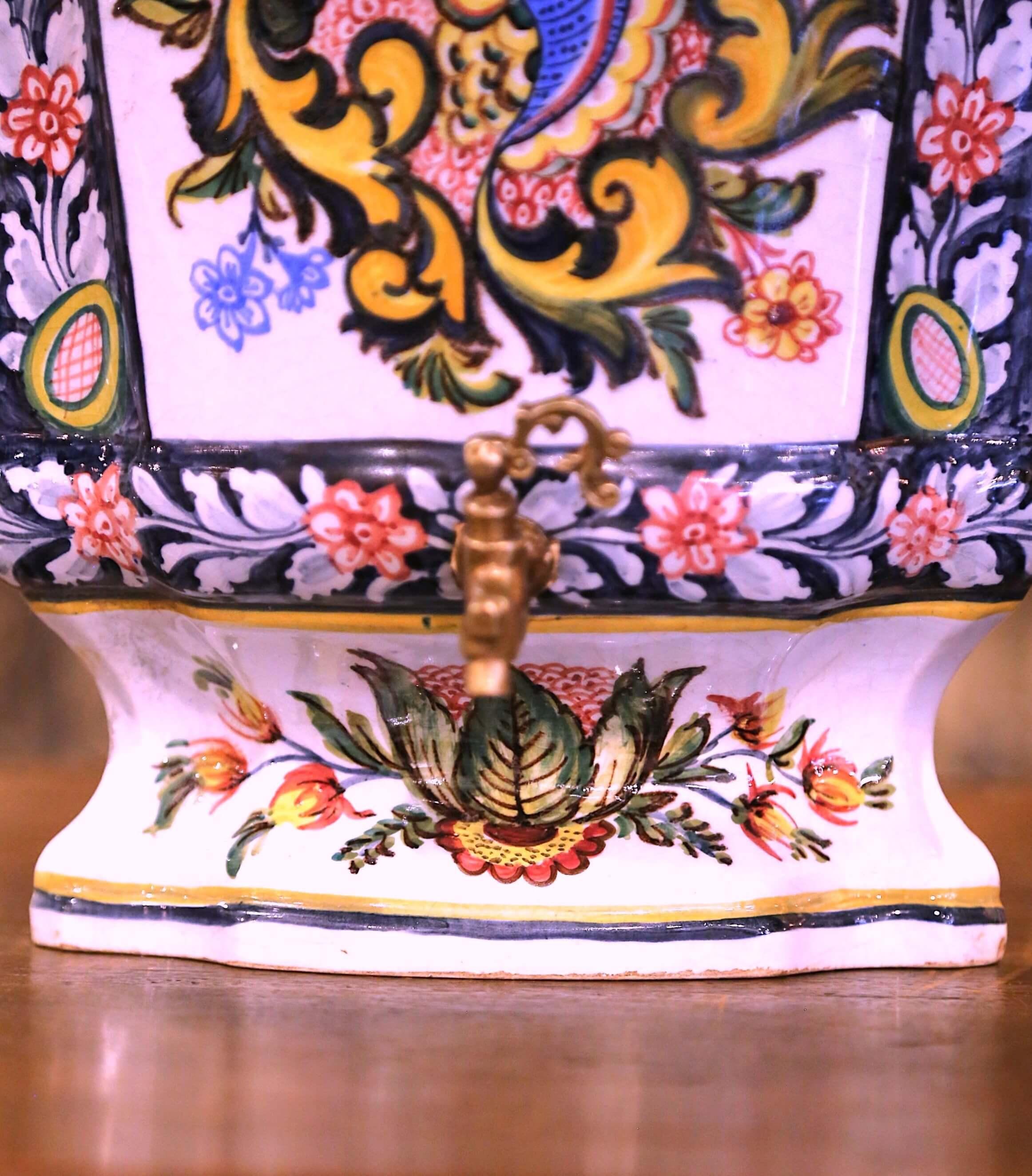 Französischer handbemalter Eckschrank Desvres aus Fayence mit Lavabo-Brunnen aus der Mitte des Jahrhunderts (20. Jahrhundert) im Angebot