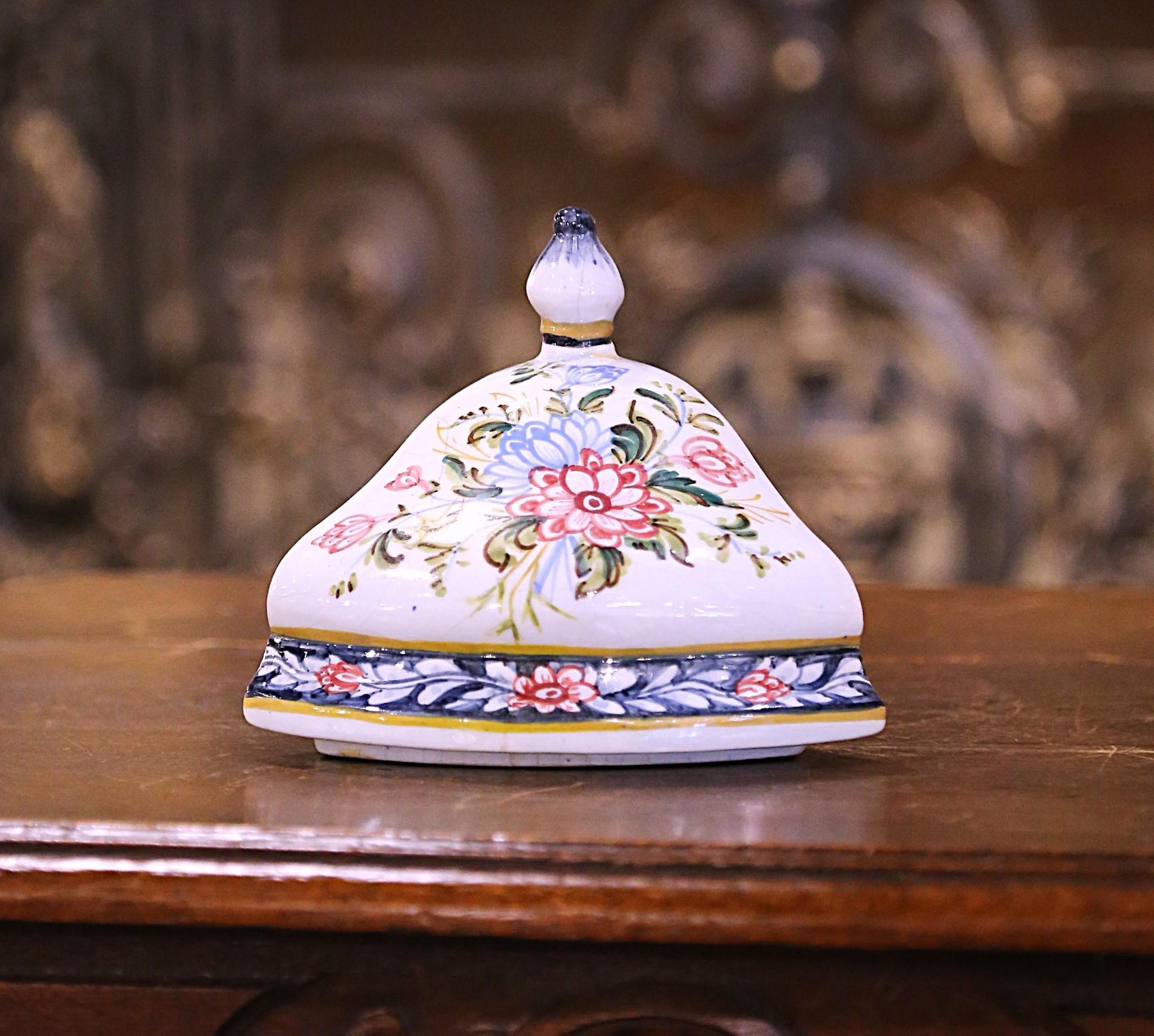 20ième siècle Fontaine Lavabo d'angle en faïence murale Desvres peinte à la main et de style français du milieu du siècle en vente