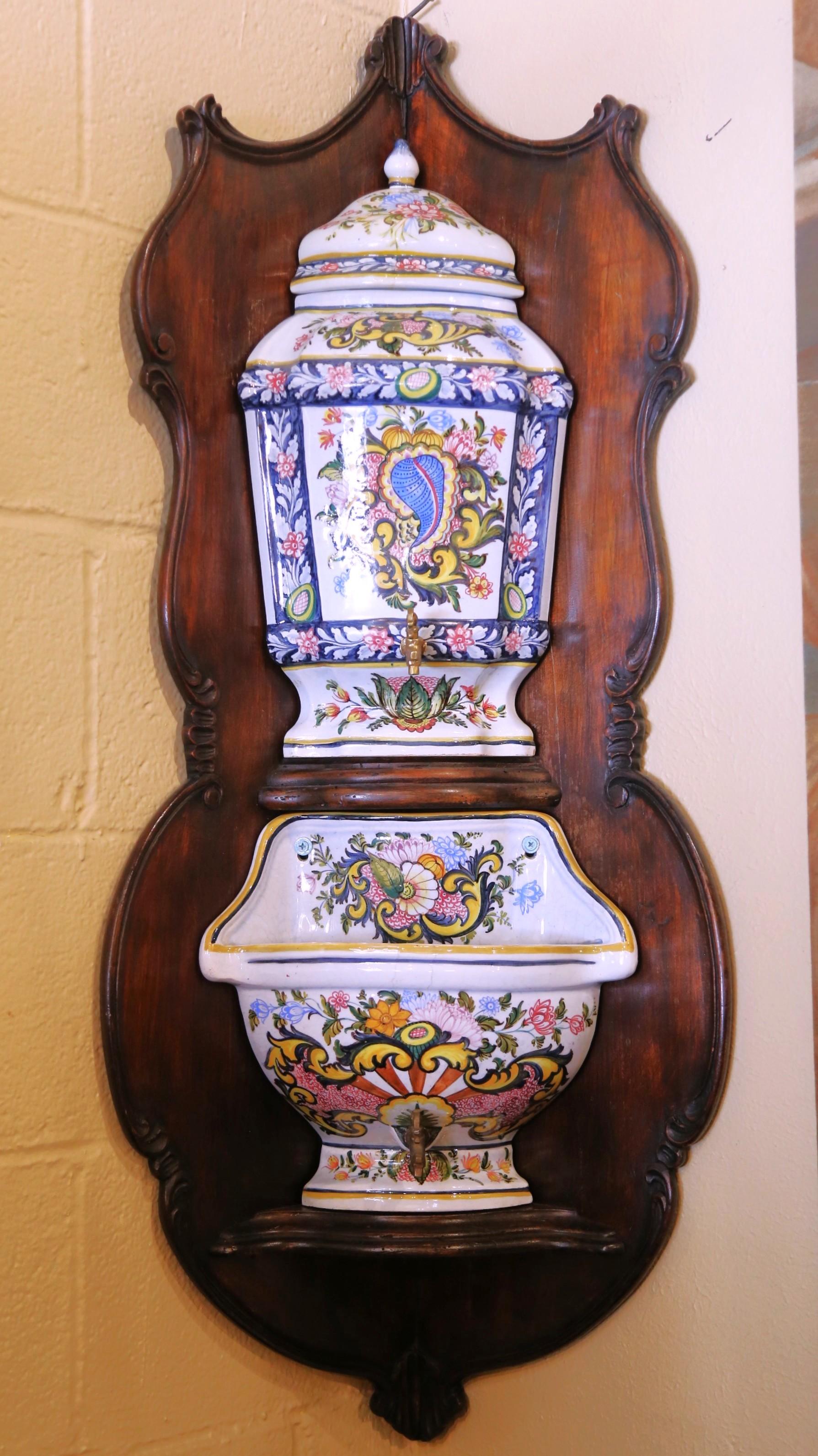 Französischer handbemalter Eckschrank Desvres aus Fayence mit Lavabo-Brunnen aus der Mitte des Jahrhunderts (Bronze) im Angebot