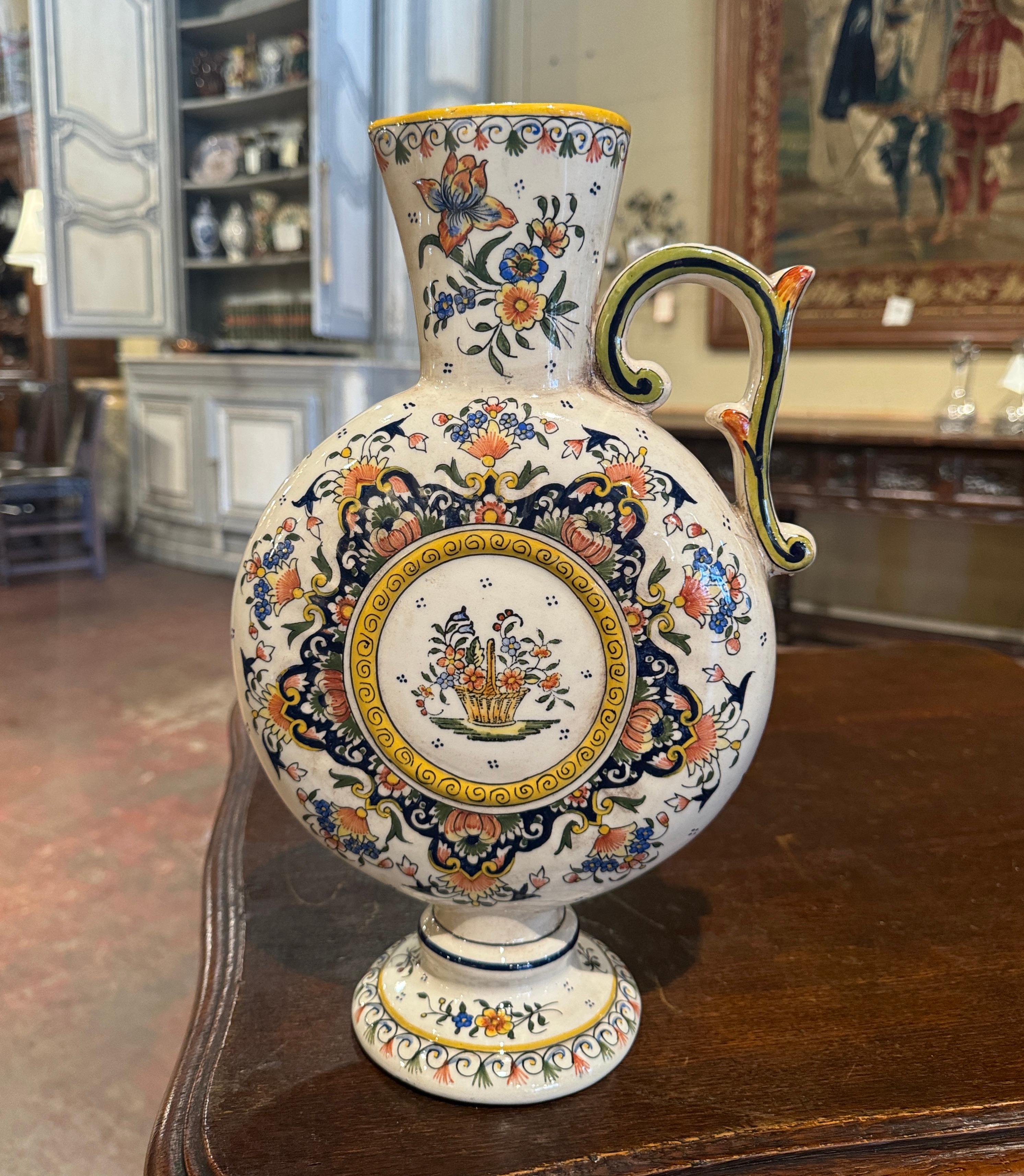 Jarra aguamanil de loza francesa pintada a mano de mediados de siglo de Rouen Normandía Francés en venta