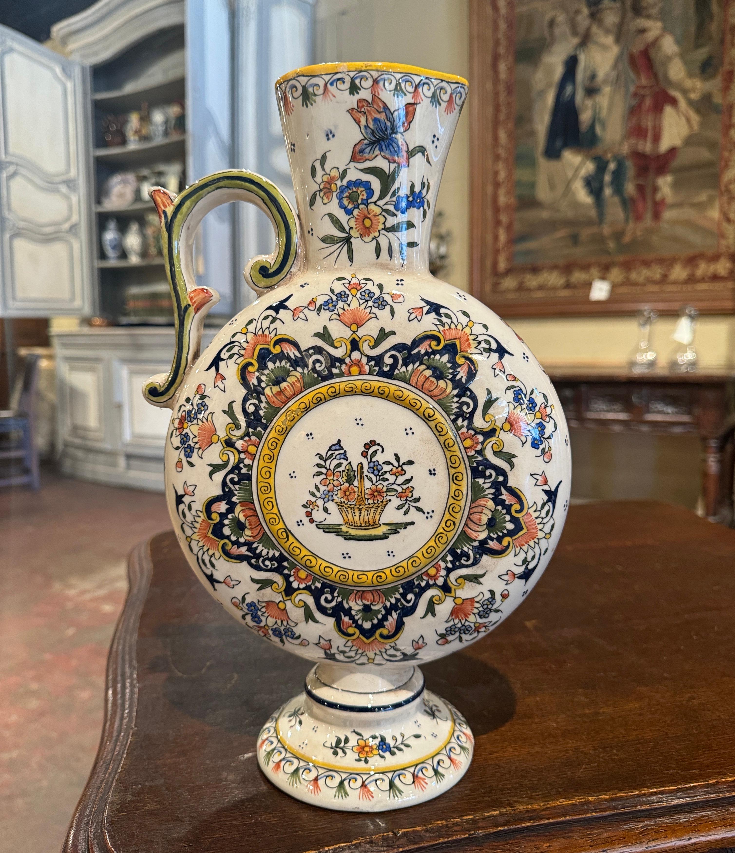 Jarra aguamanil de loza francesa pintada a mano de mediados de siglo de Rouen Normandía en Excelente estado para la venta en Dallas, TX