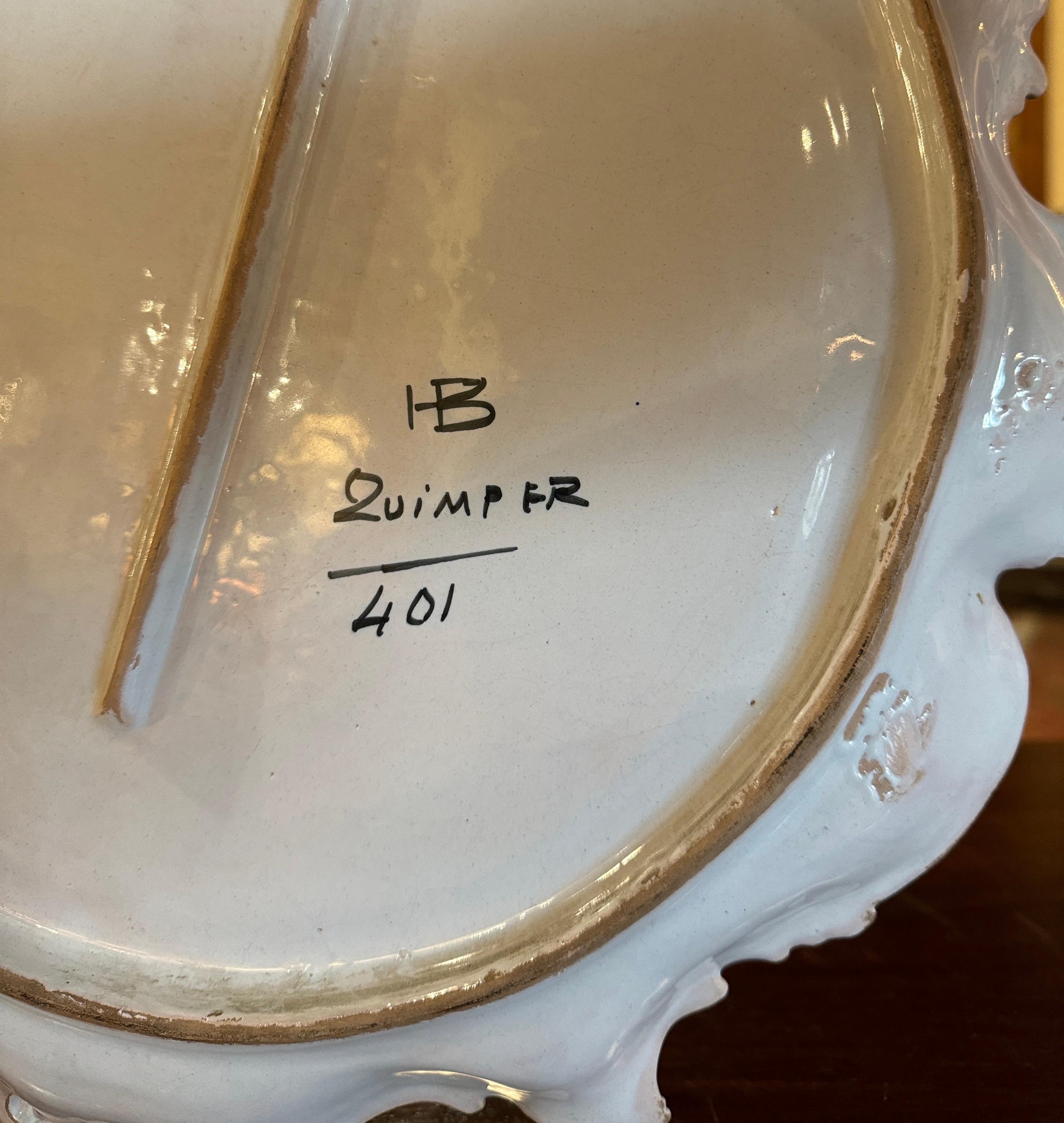 20ième siècle Plat Quimper HB en faïence peinte à la main du milieu du siècle dernier en vente