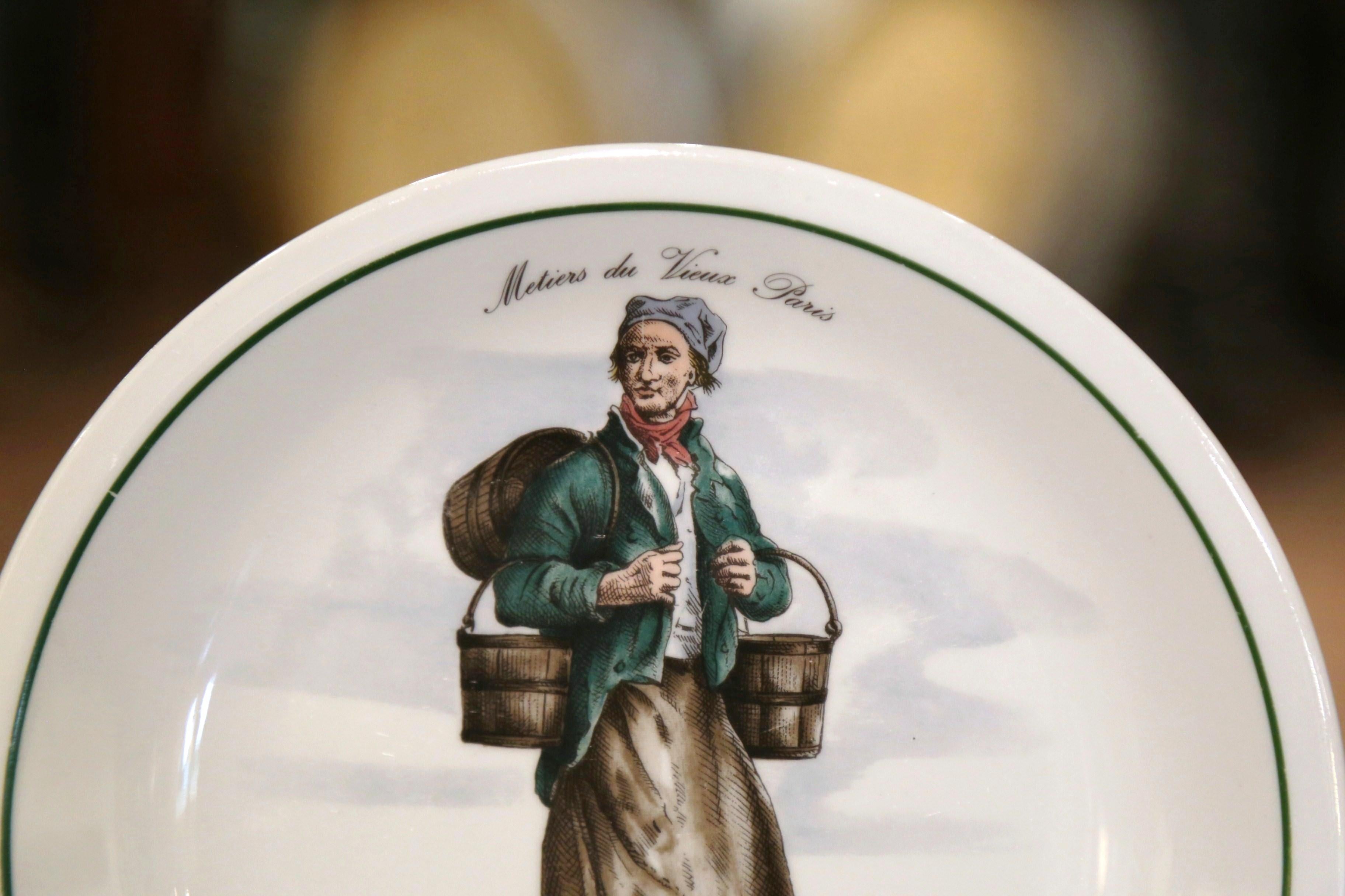 Porcelaine Assiettes en porcelaine peintes à la main du milieu du siècle dernier de Paris, lot de 12 en vente
