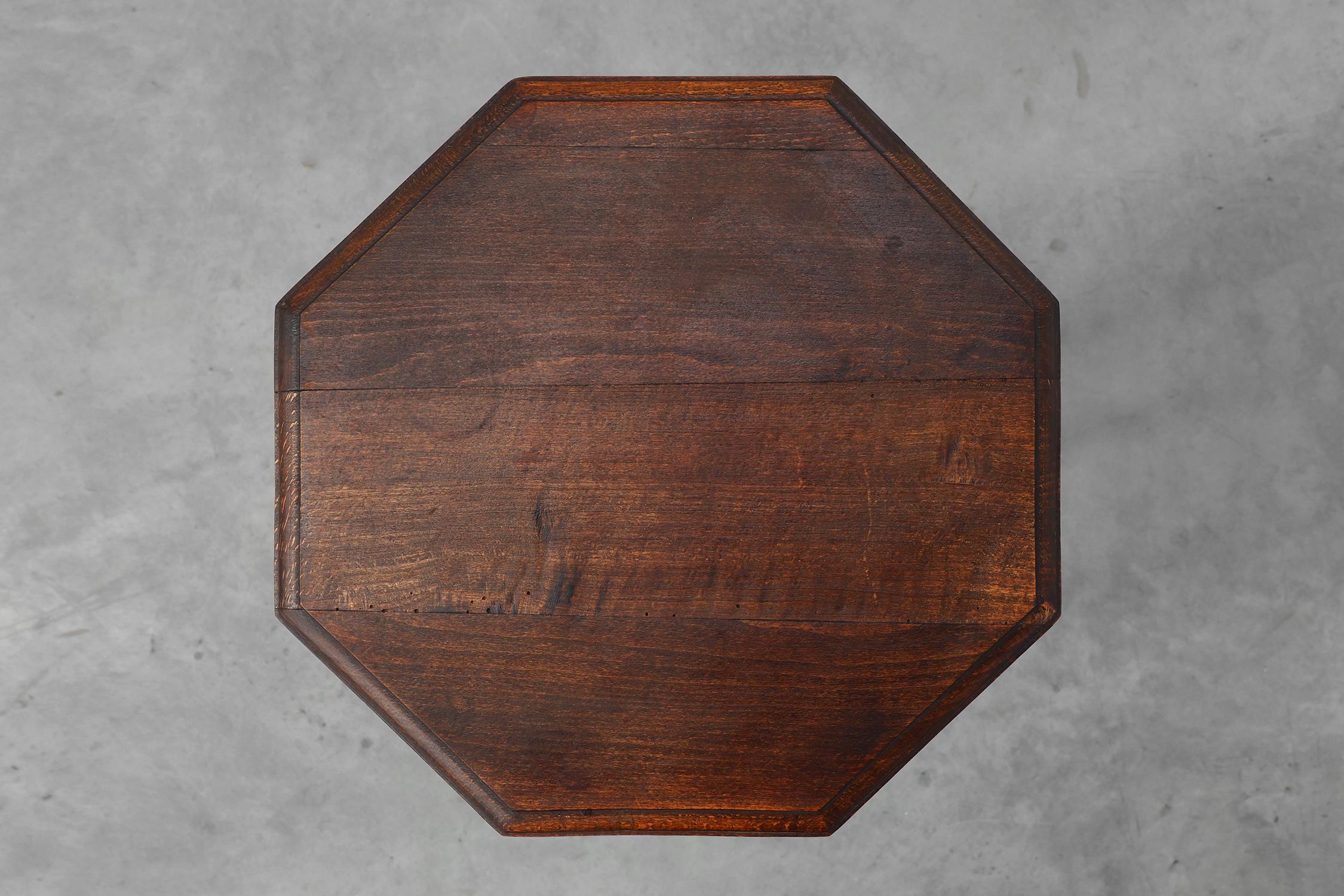 Mid-century French hexagonal turned legs oak side table, France 1940s For Sale 3