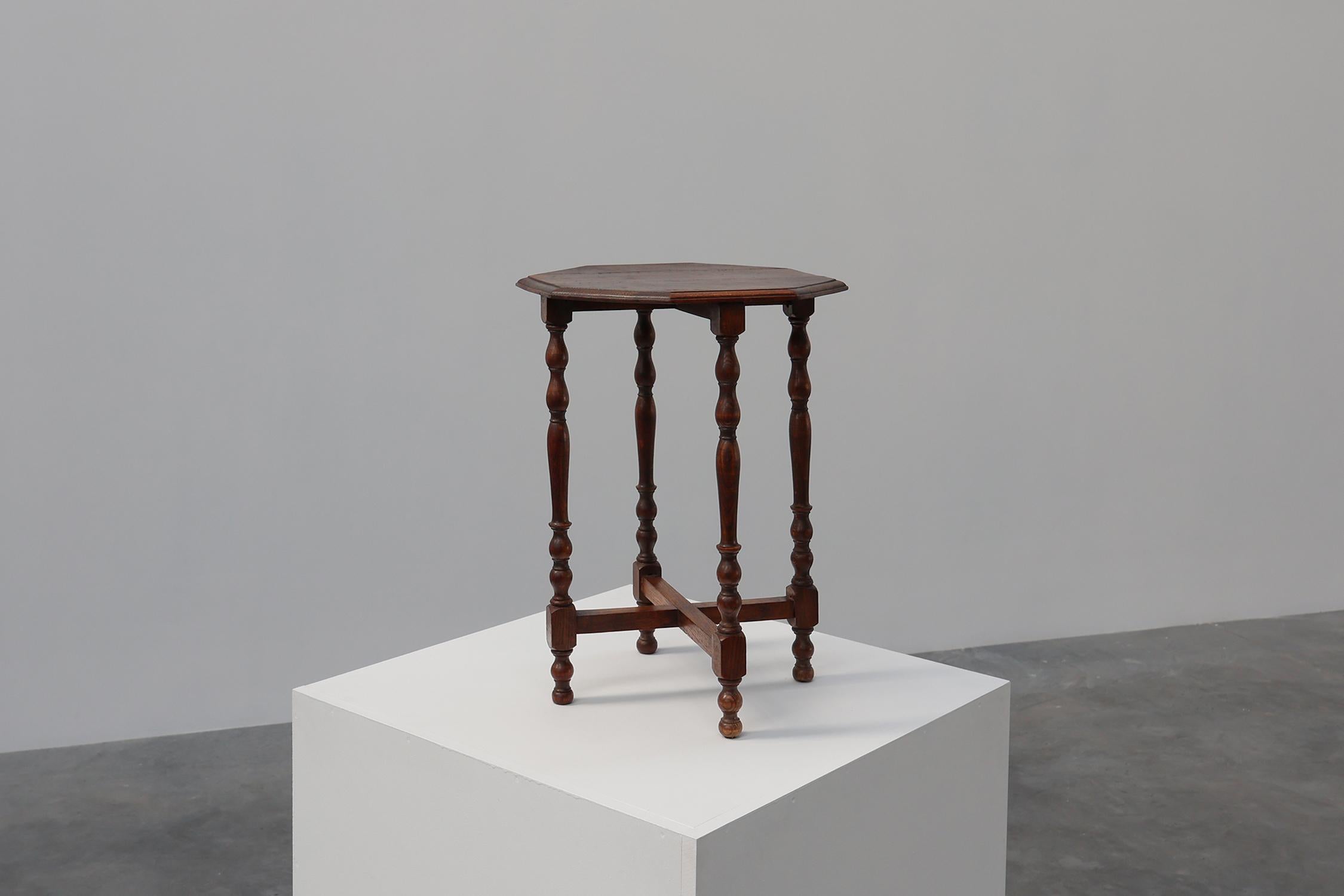 Mid-century French hexagonal turned legs oak side table, France 1940s For Sale 4