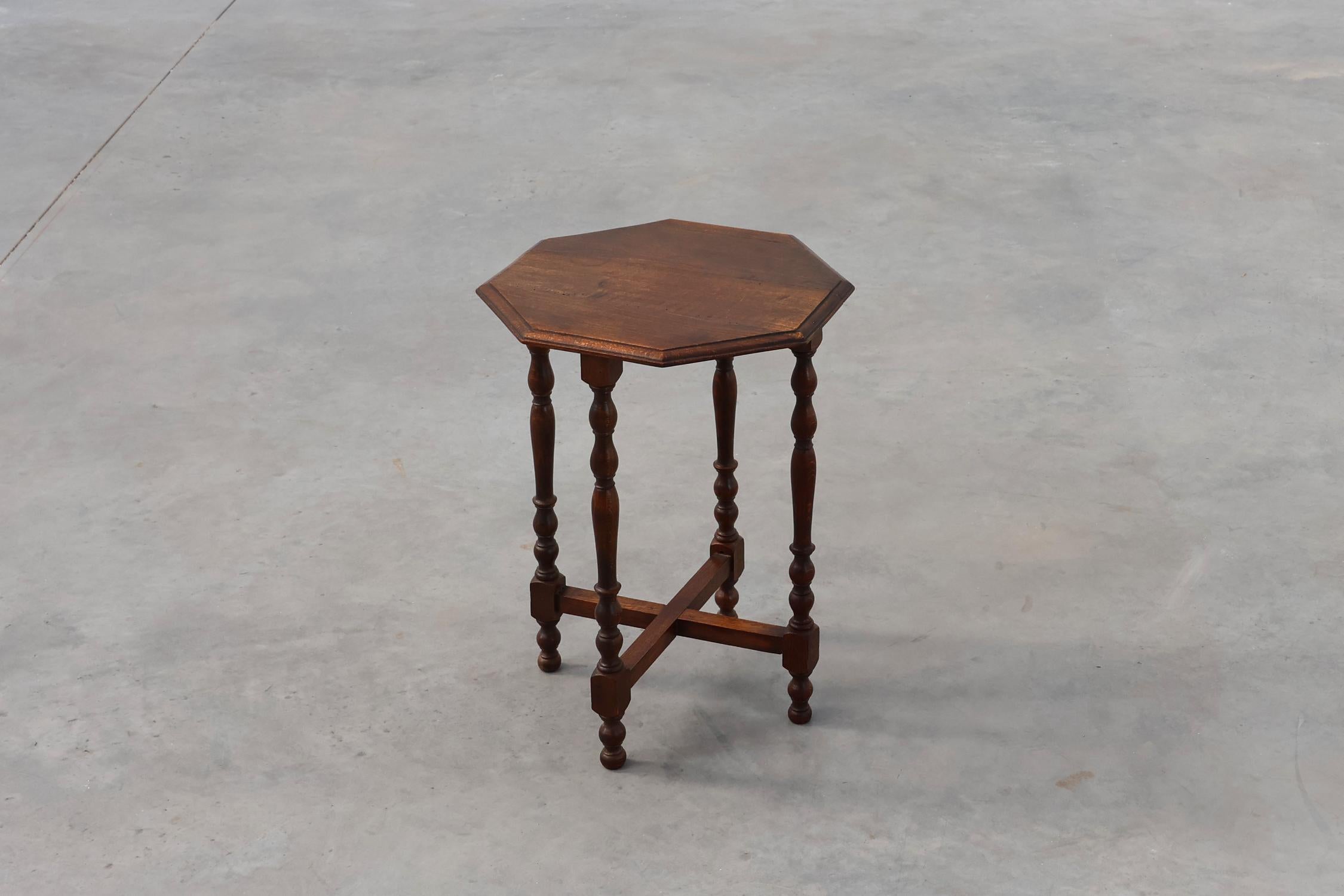 France / 1940 / side table / oak / Mid-century / Vintage

French side table with hexagonal top and four turned legs reinforced with stretchers. Crafted in solid oak wood in the 1940s. This elegant piece has very nice patina and subtile carvings.

A
