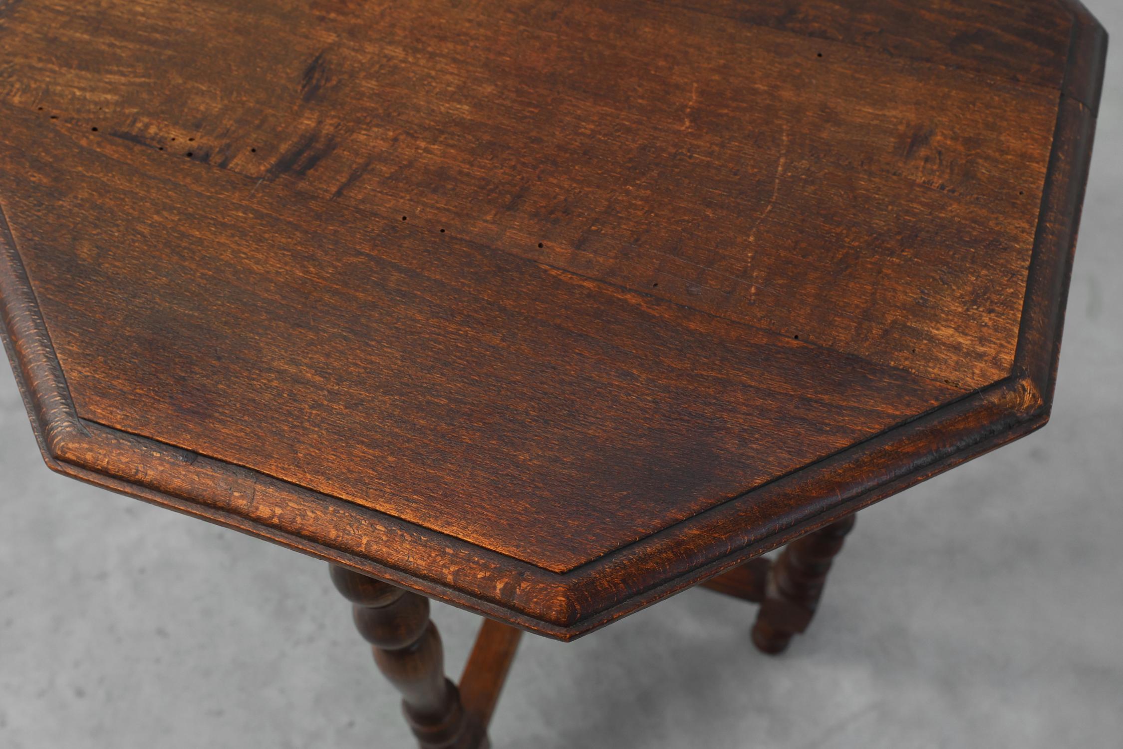 Mid-century French hexagonal turned legs oak side table, France 1940s In Good Condition For Sale In Meulebeke, BE
