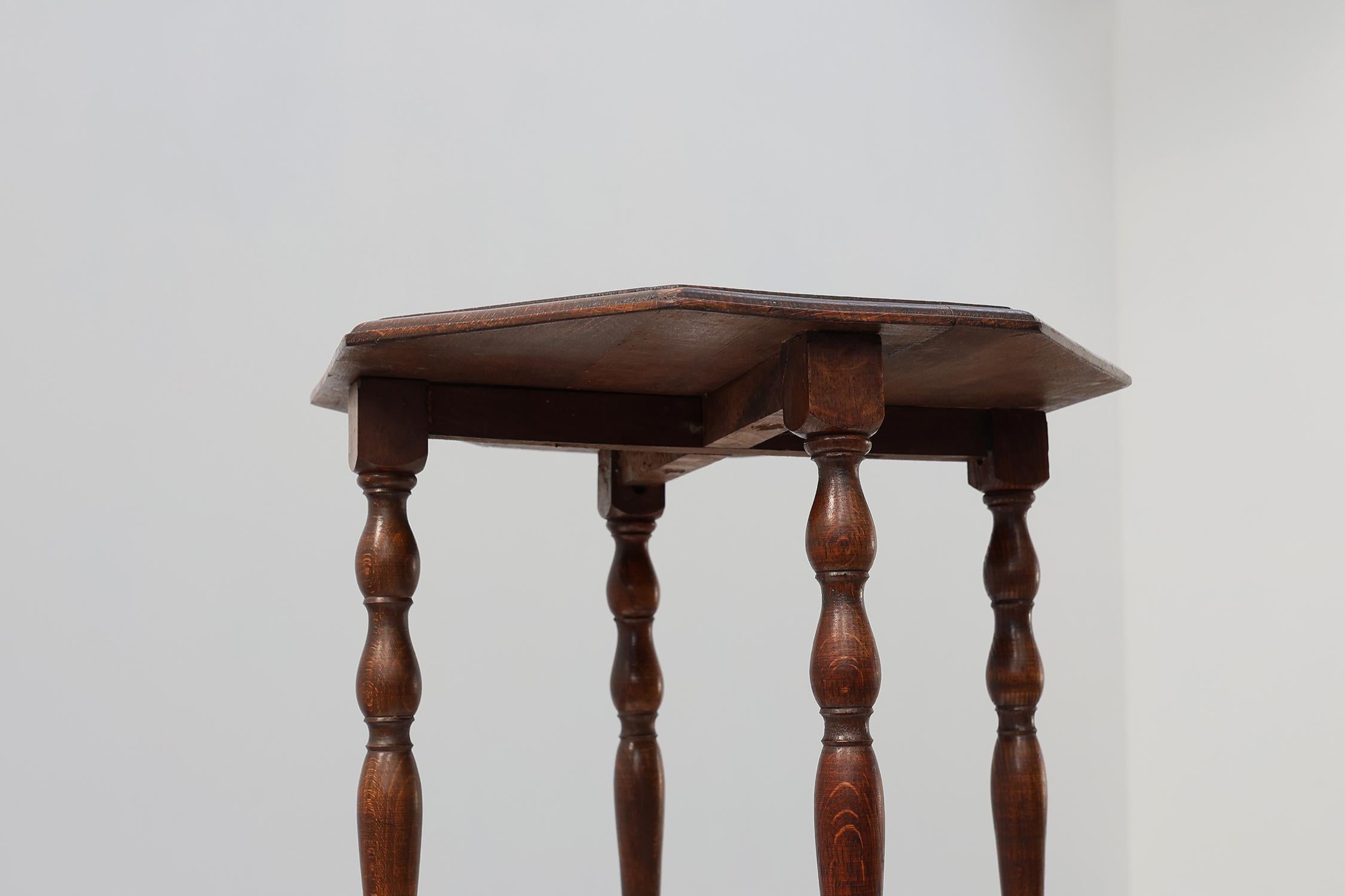 Mid-century French hexagonal turned legs oak side table, France 1940s For Sale 1