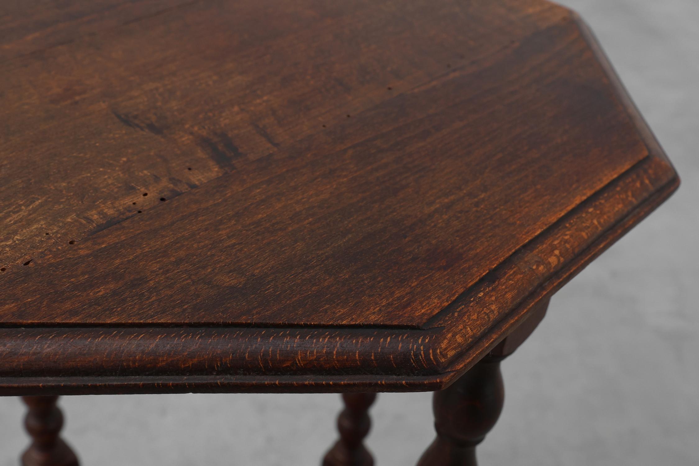 Mid-century French hexagonal turned legs oak side table, France 1940s For Sale 2