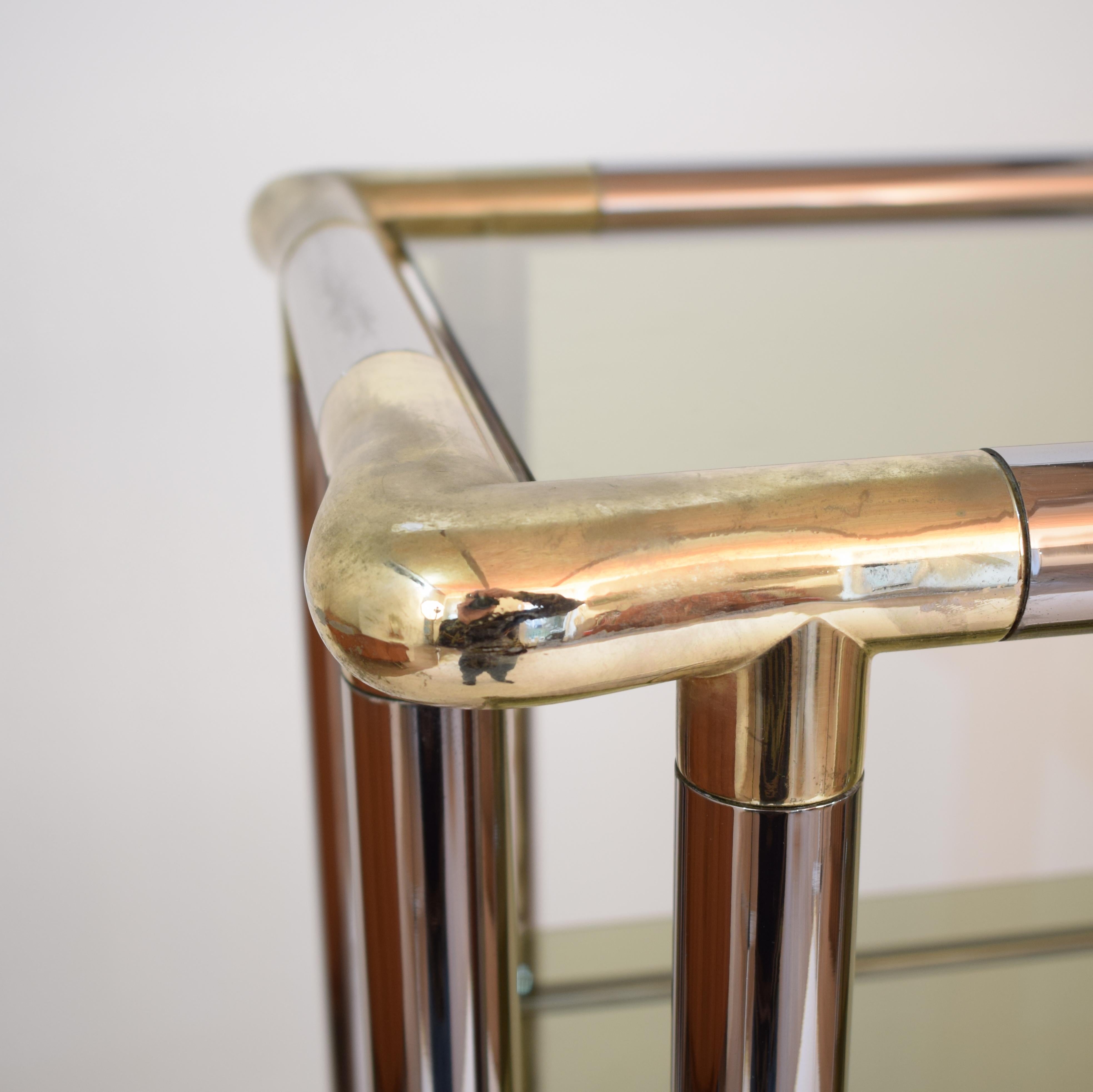 Fine XX secolo Scaffale in vetro per esposizioni di metà secolo in stile Hollywood Regency francese, cromato e in ottone in vendita