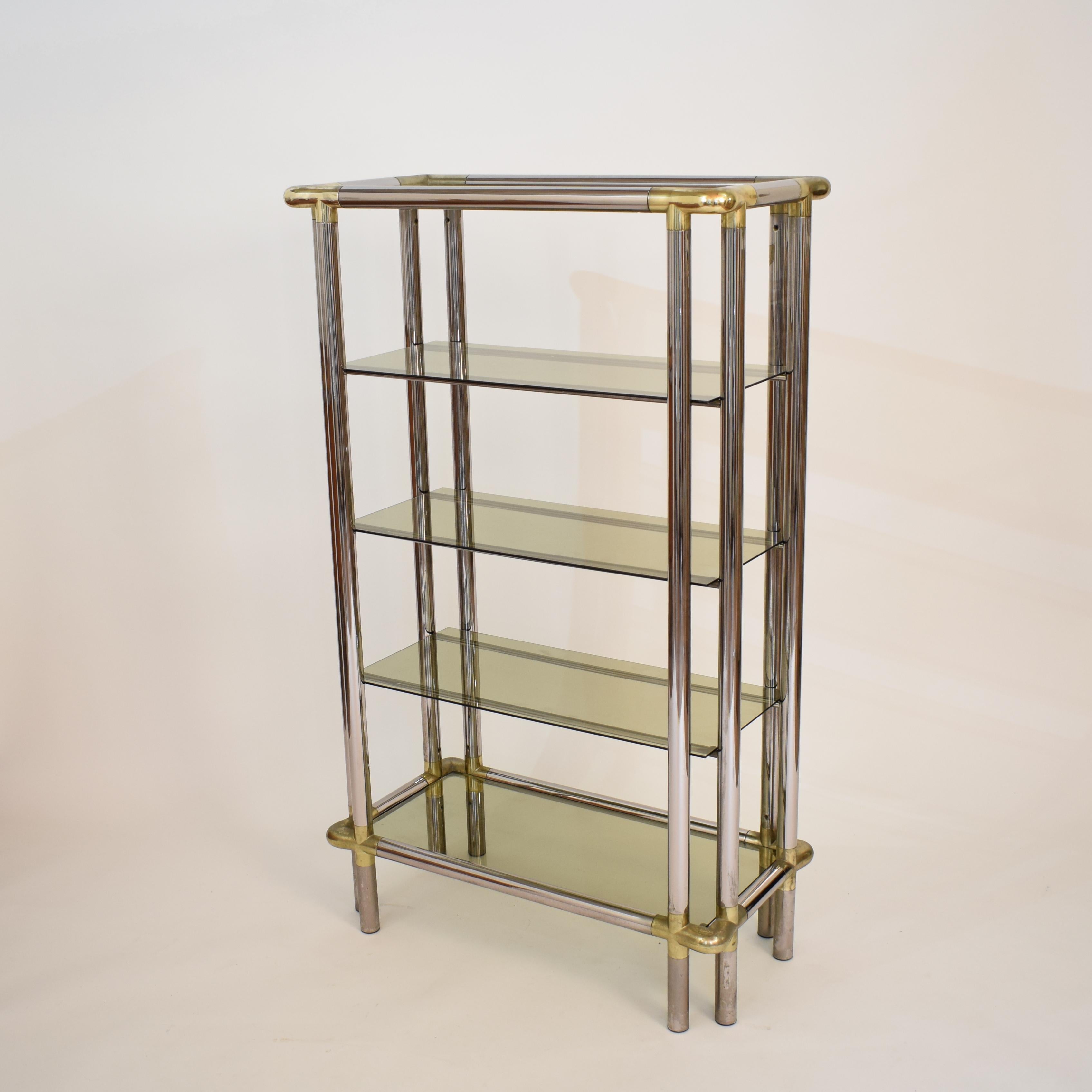 Ottone Scaffale in vetro per esposizioni di metà secolo in stile Hollywood Regency francese, cromato e in ottone in vendita