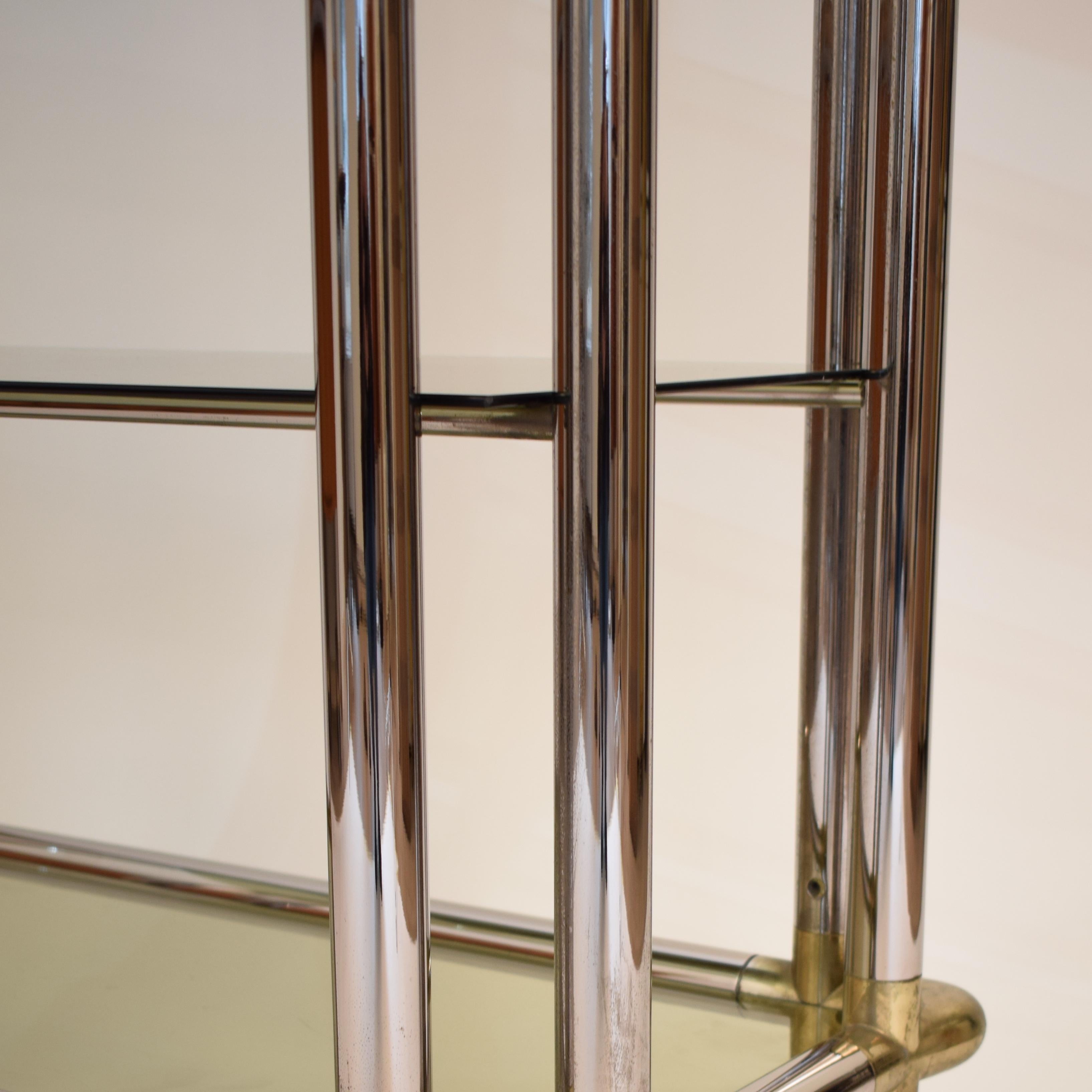 Scaffale in vetro per esposizioni di metà secolo in stile Hollywood Regency francese, cromato e in ottone in vendita 2