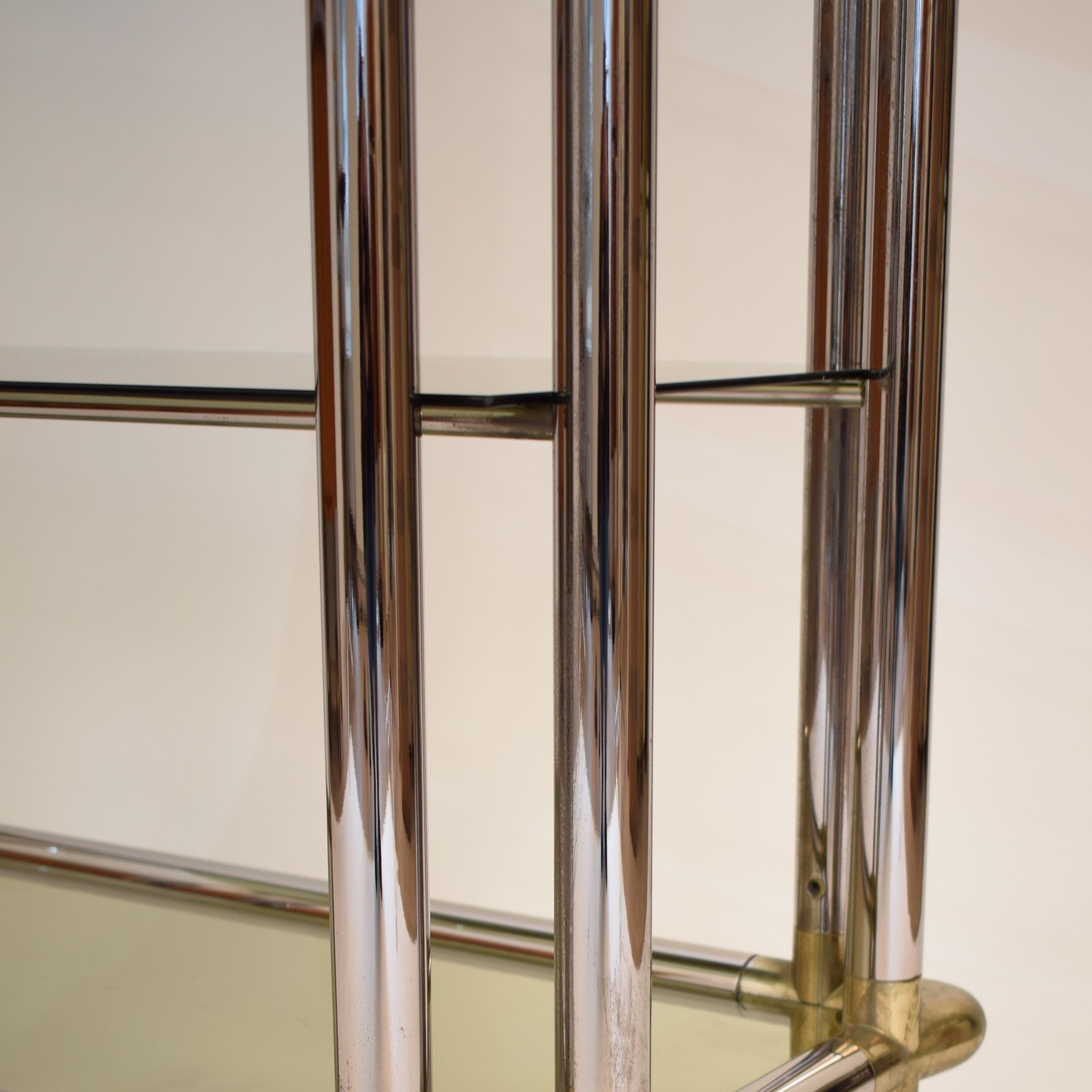 Midcentury French Hollywood Regency Chrome Brass Étagère en verre pour vitrine d'exposition en vente 3